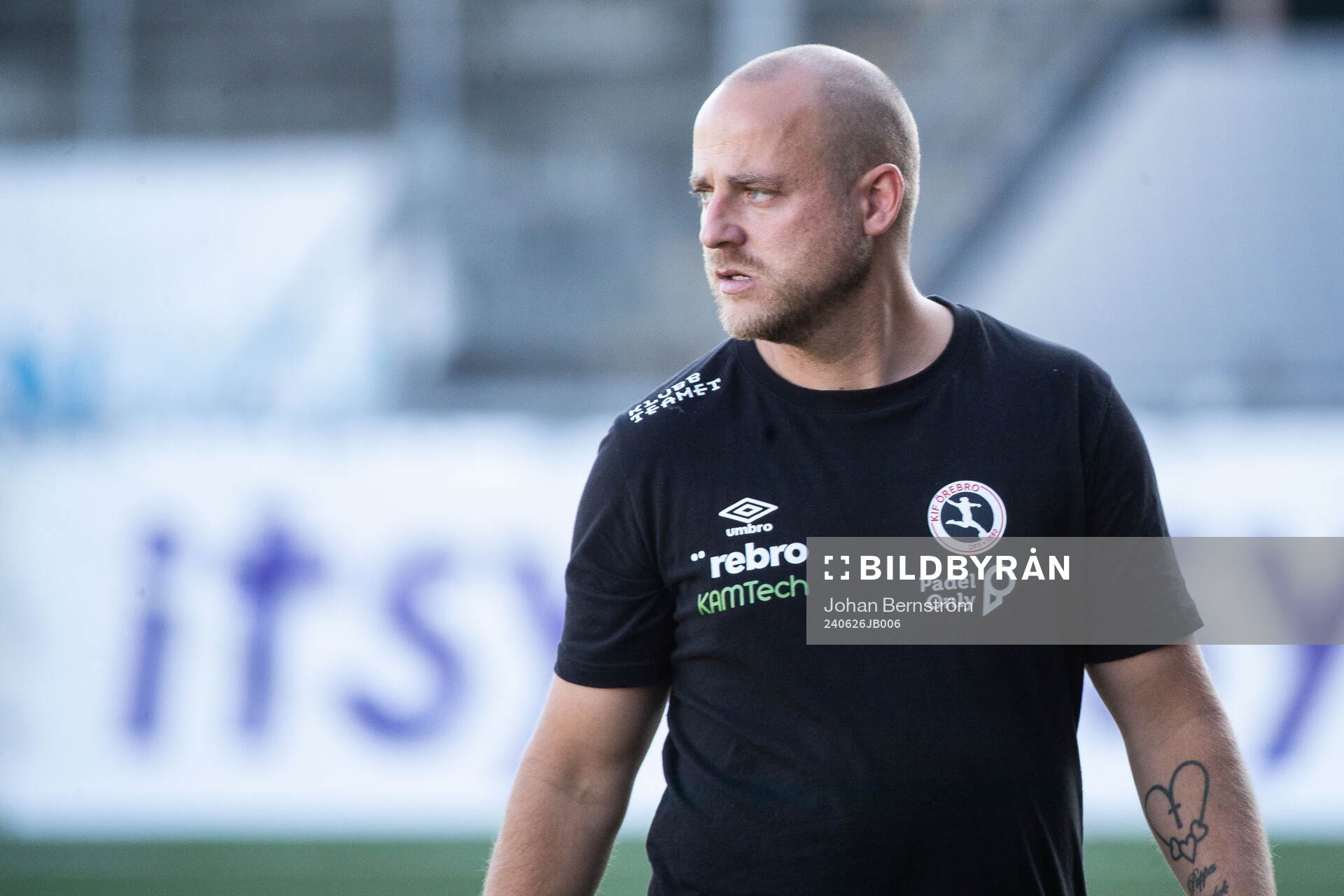 KIF Örebros tränare Rickard Johansson inför fotbollsmatchen i Damallsvenskan mellan KIF Örebro och Häcken den 26 juni 2024 i Örebro. 