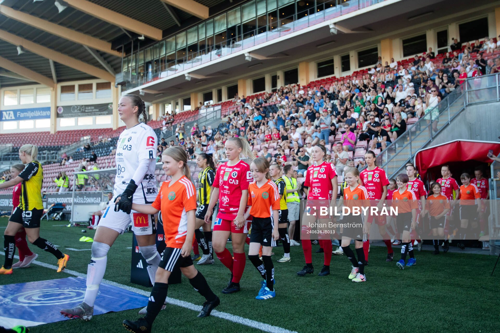 KIF Örebros målvakt Clara Ekstrand med lagkamrater gör