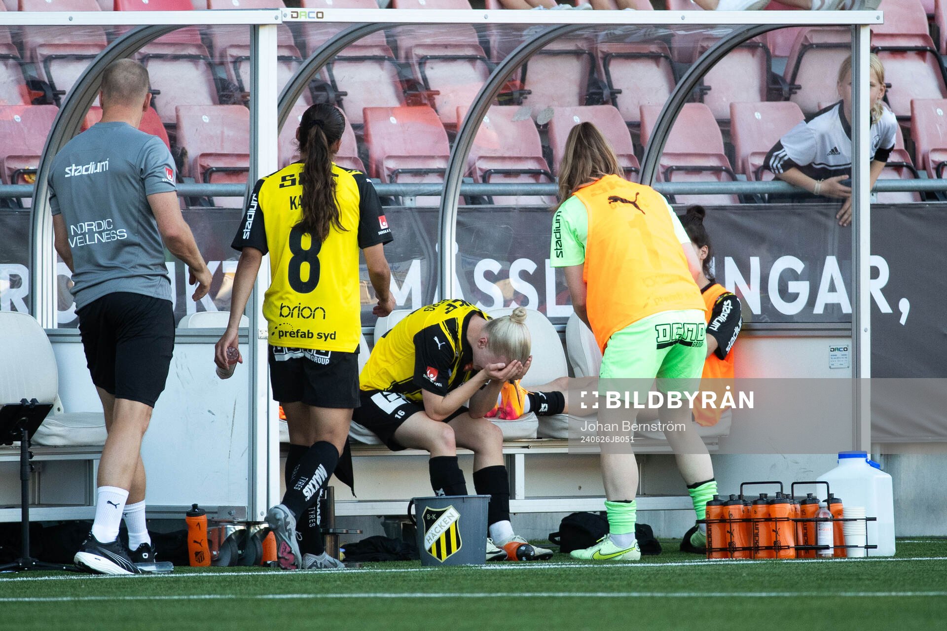 Häckens Anna Sandberg deppar på bänken