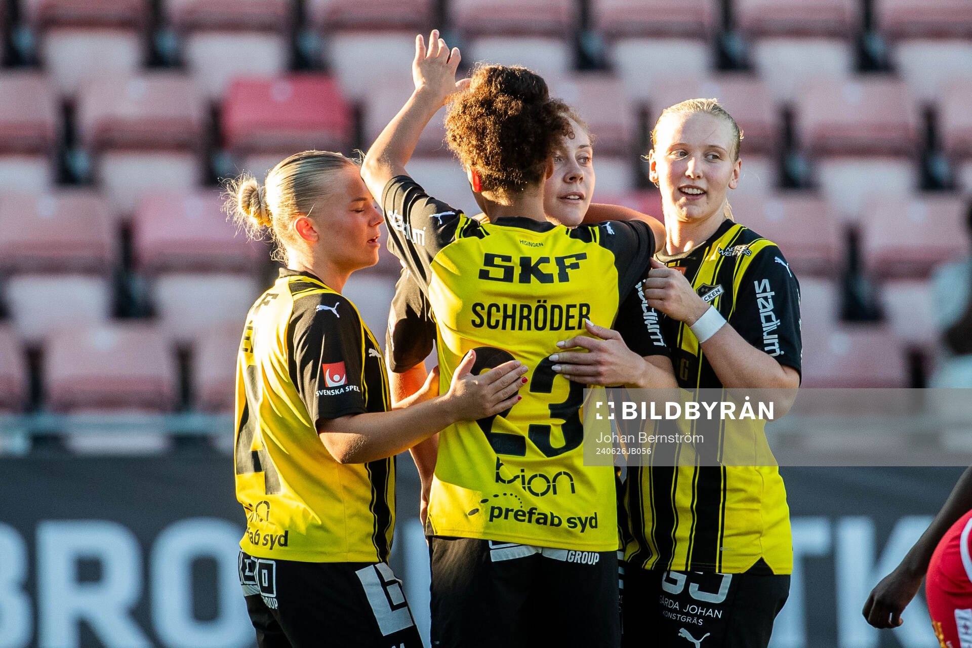 Häckens Felicia Schröder jublar med Matilda Nildén,