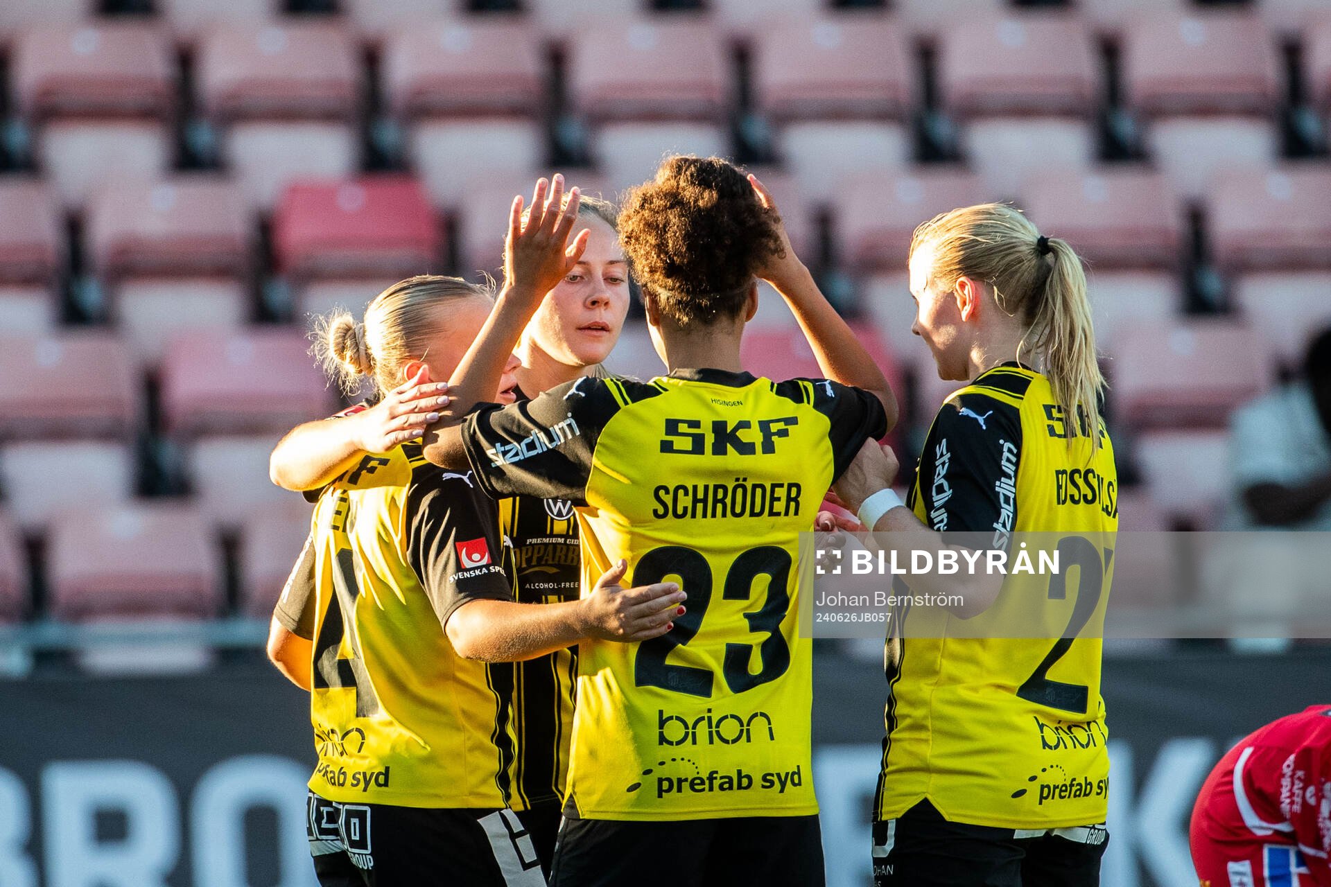 Häckens Felicia Schröder jublar med lagkamrater