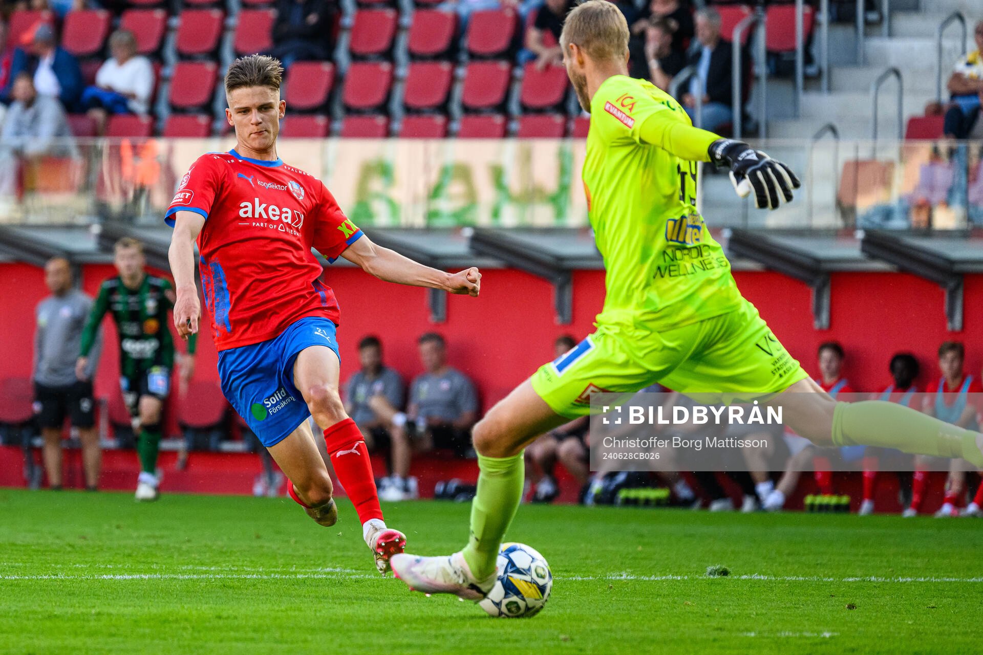 Helsingborgs Adrian Svanbäck och Varbergs målvakt Fredrik