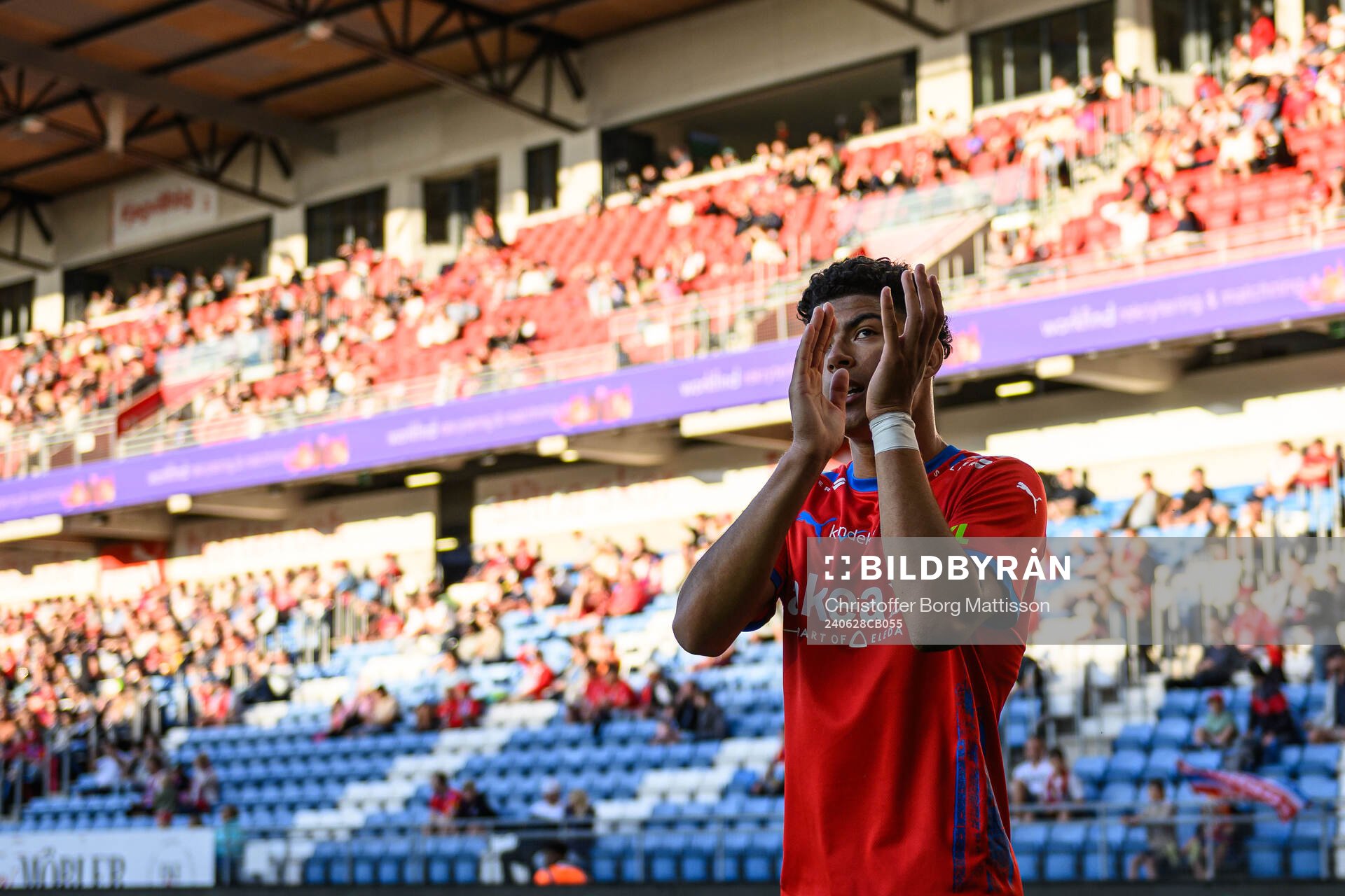 Helsingborgs Milan Silva Rasmussen lämnar planen