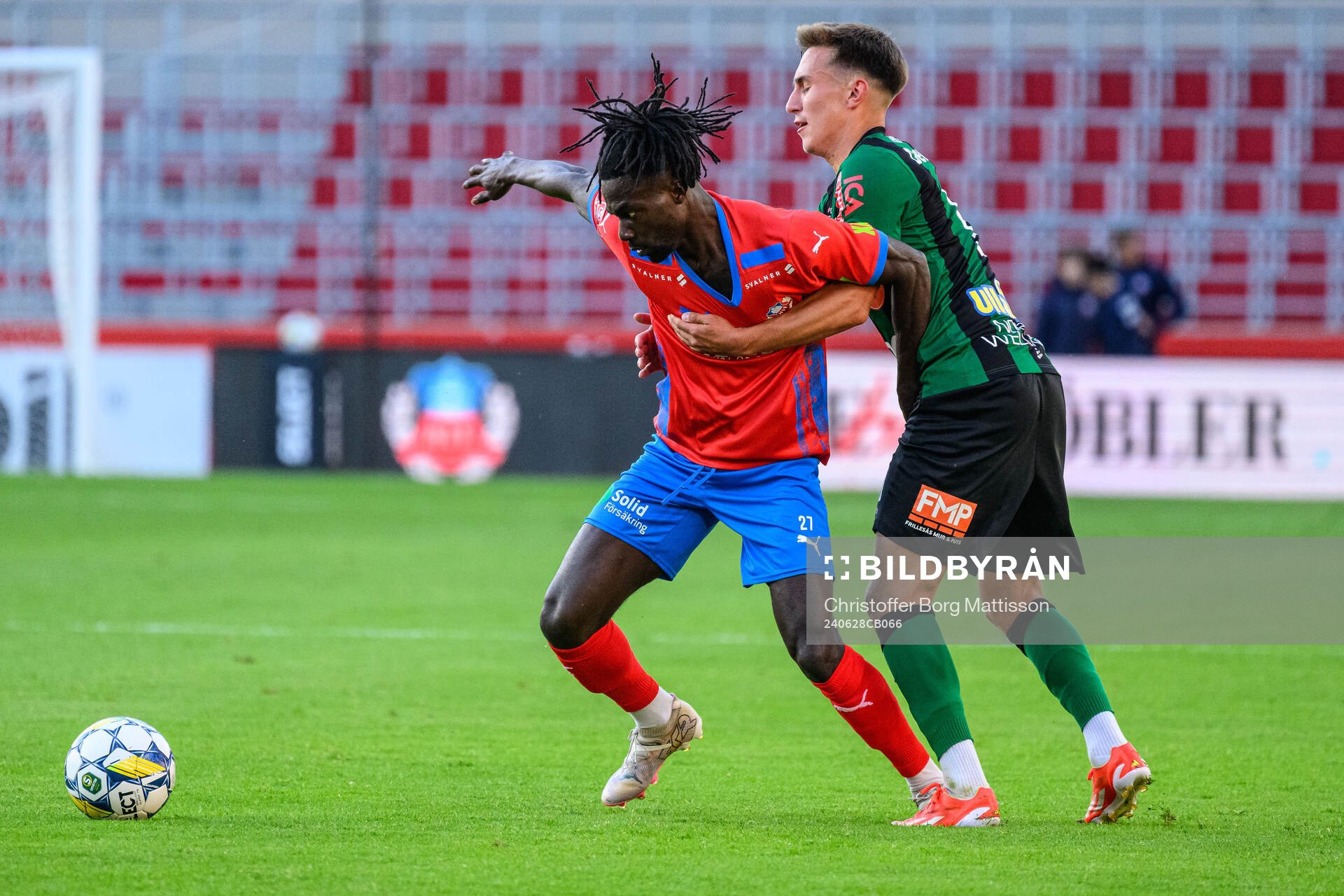 Helsingborgs Benjamin Acquah och Varbergs Anton Kurochkin