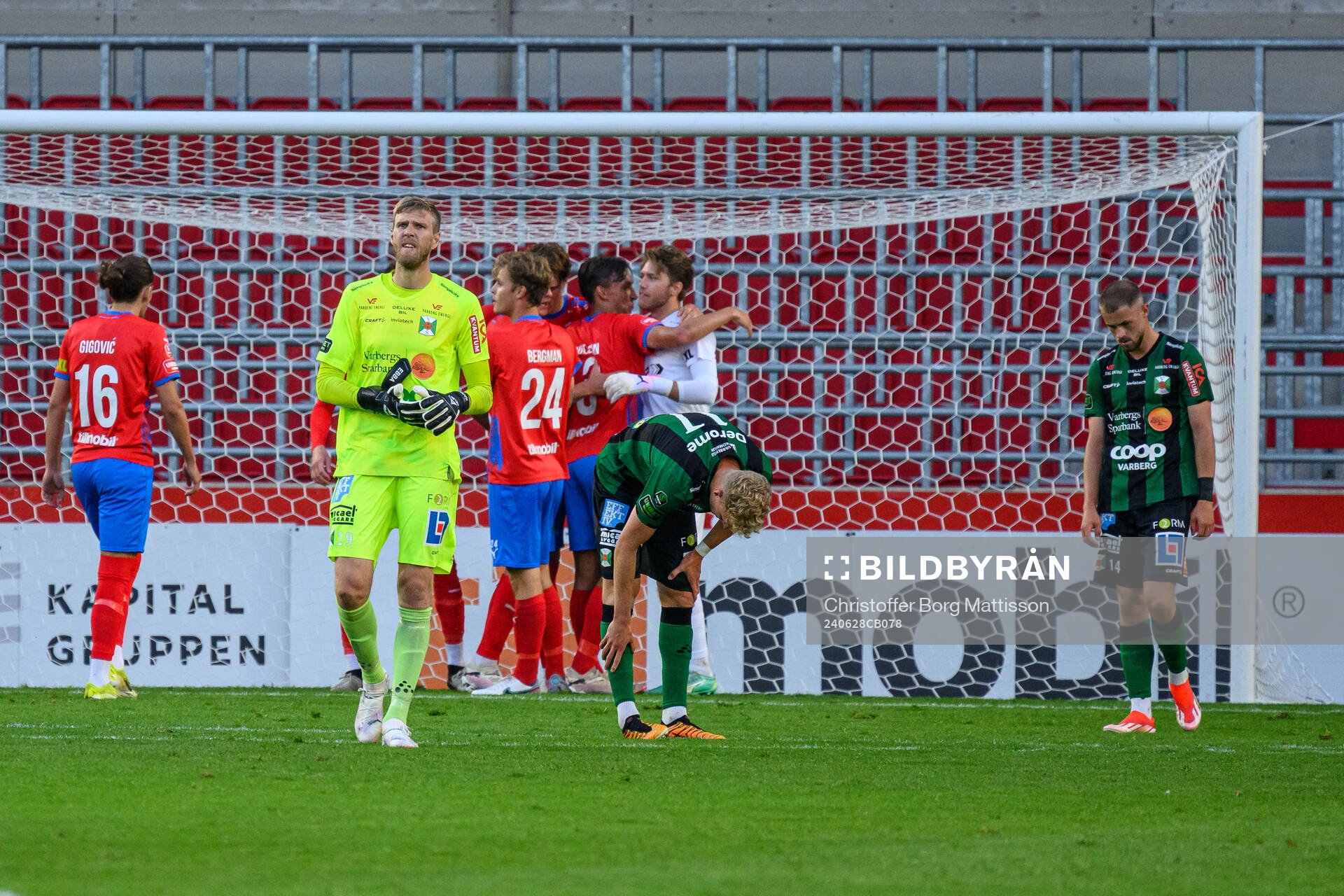 Varbergs målvakt Fredrik Andersson, Liam Olausson och