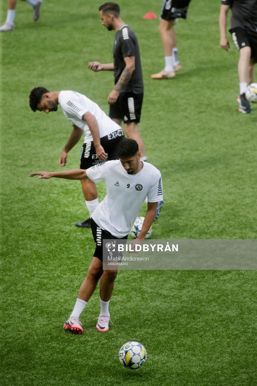 Örebros Peter Gwargis innan fotbollsmatchen i Superettan