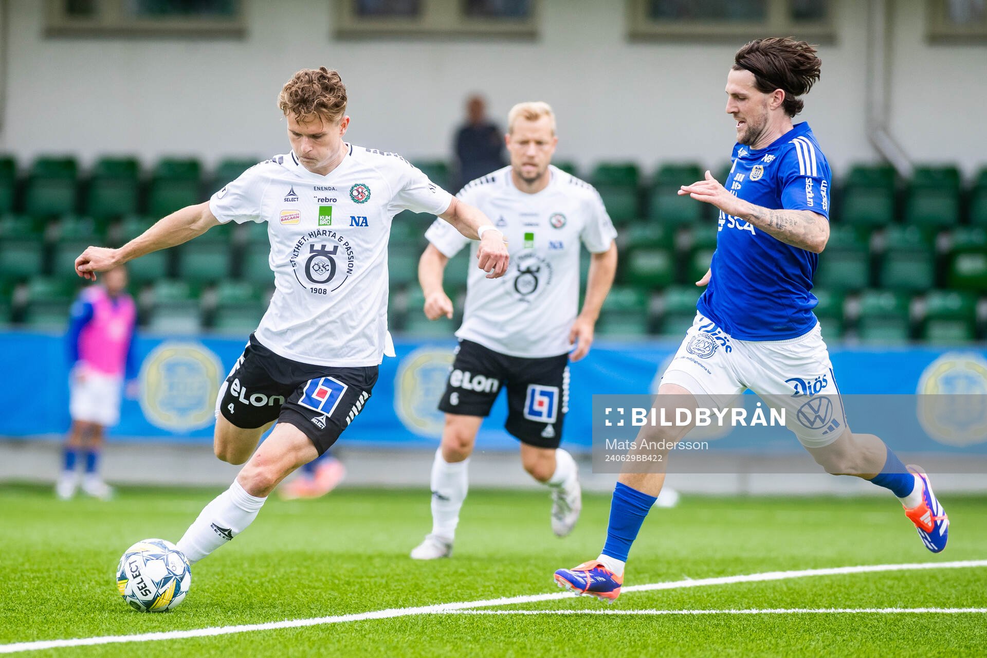 Örebros Erik McCue och GIF Sundsvalls Oliver Stojanovic Fredin under fotbollsmatchen i Superettan mellan GIF Sundsvall och Örebro den 29 juni 2024 i Sundsvall.