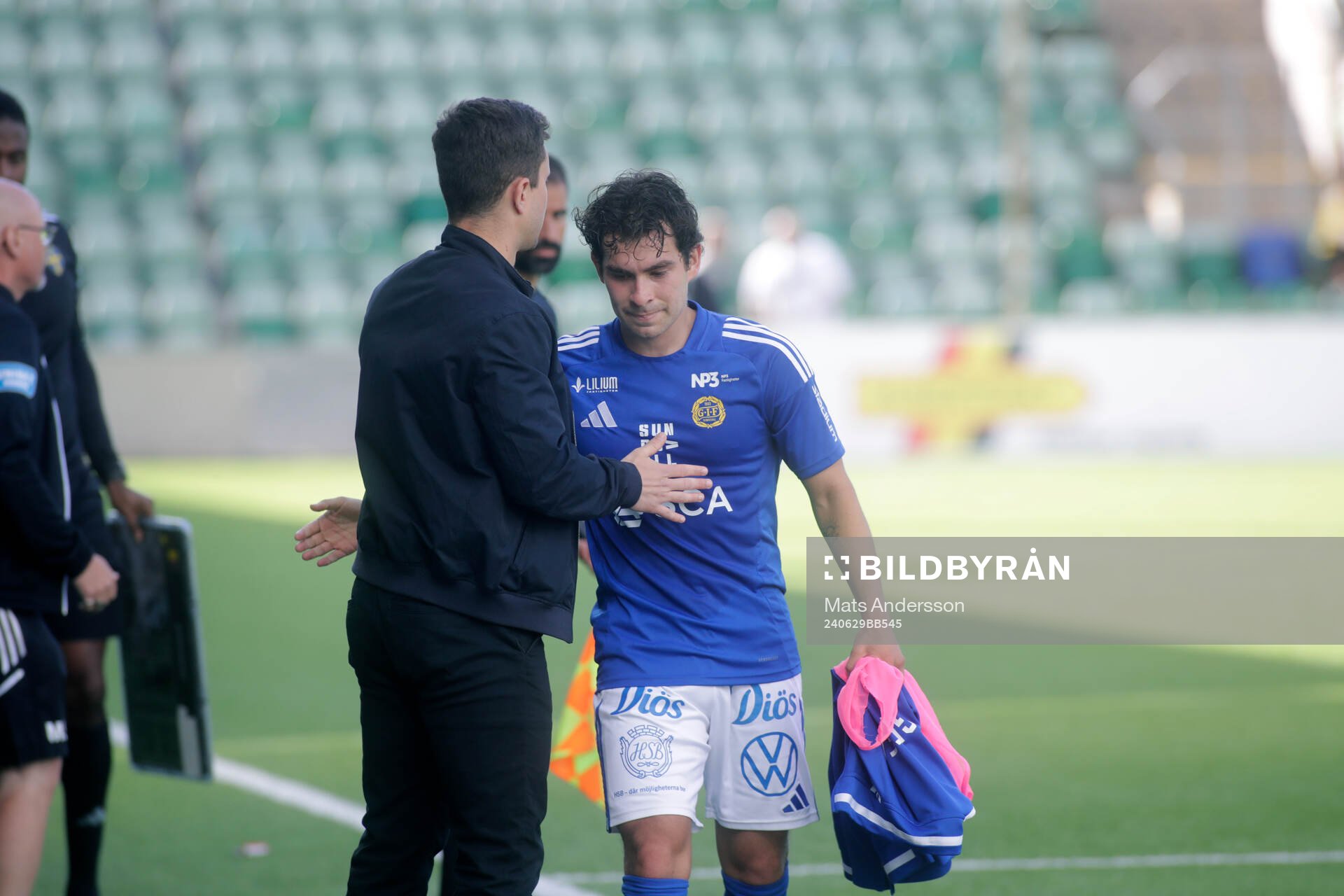GIF Sundsvalls Marcelo Palomino och tränare Ion Doros under fotbollsmatchen i Superettan mellan GIF Sundsvall och Örebro den 29 juni 2024 i Sundsvall.
