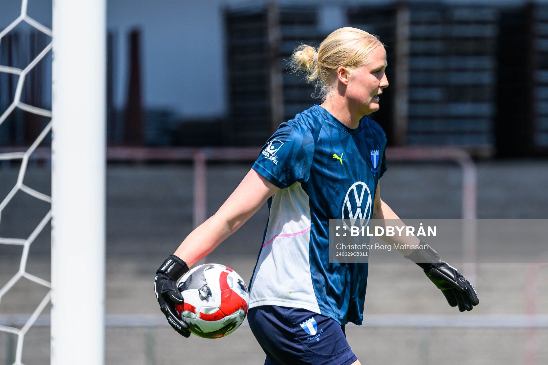 Malmö FFs målvakt Kathrine Østergaard Larsen inför fotbollsmatchen i Elitettan mellan Malmö FF och Alingsås den 29 juni 2024 i Malmö.