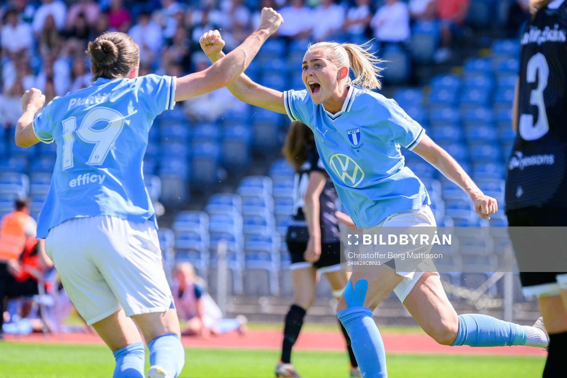Malmö FFs Beatrice Persson och Anna Plantin jublar efter 1-0 under fotbollsmatchen i Elitettan mellan Malmö FF och Alingsås den 29 juni 2024 i Malmö.