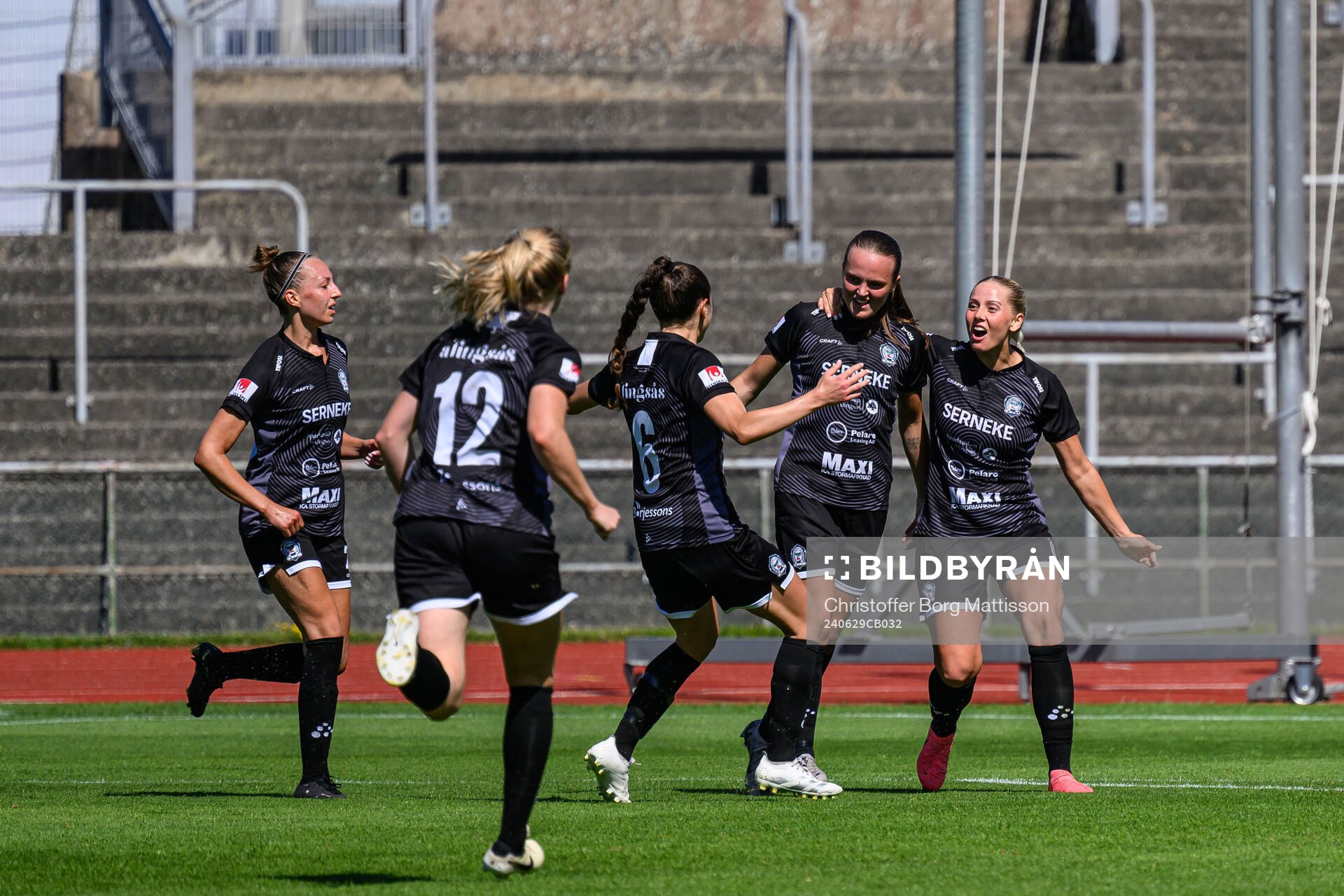Alingsås Alma Öberg jublar efter 1-1 under fotbollsmatchen i Elitettan mellan Malmö FF och Alingsås den 29 juni 2024 i Malmö. 