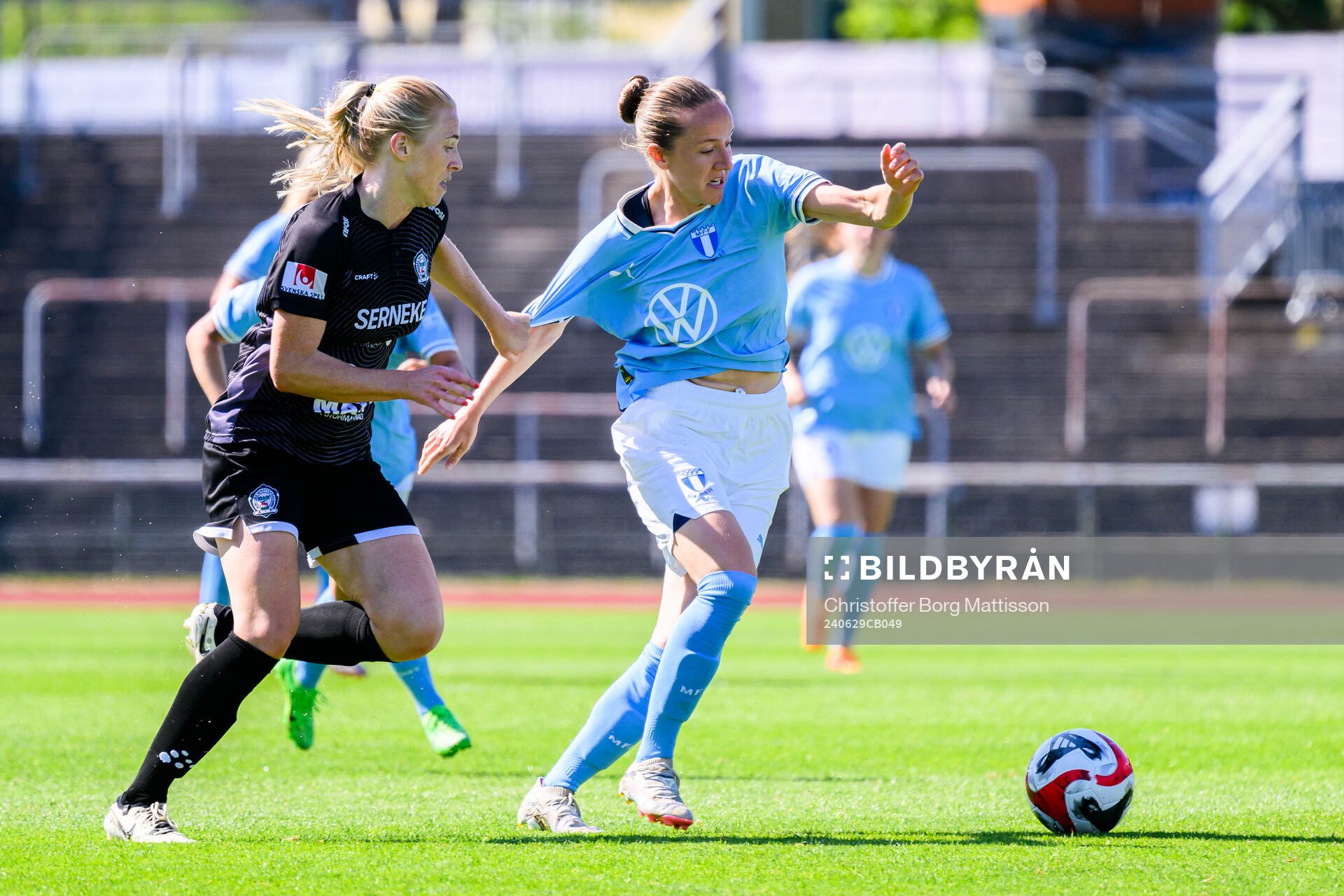 Alingsås Moa Jarl och Malmö FFs Anna Plantin