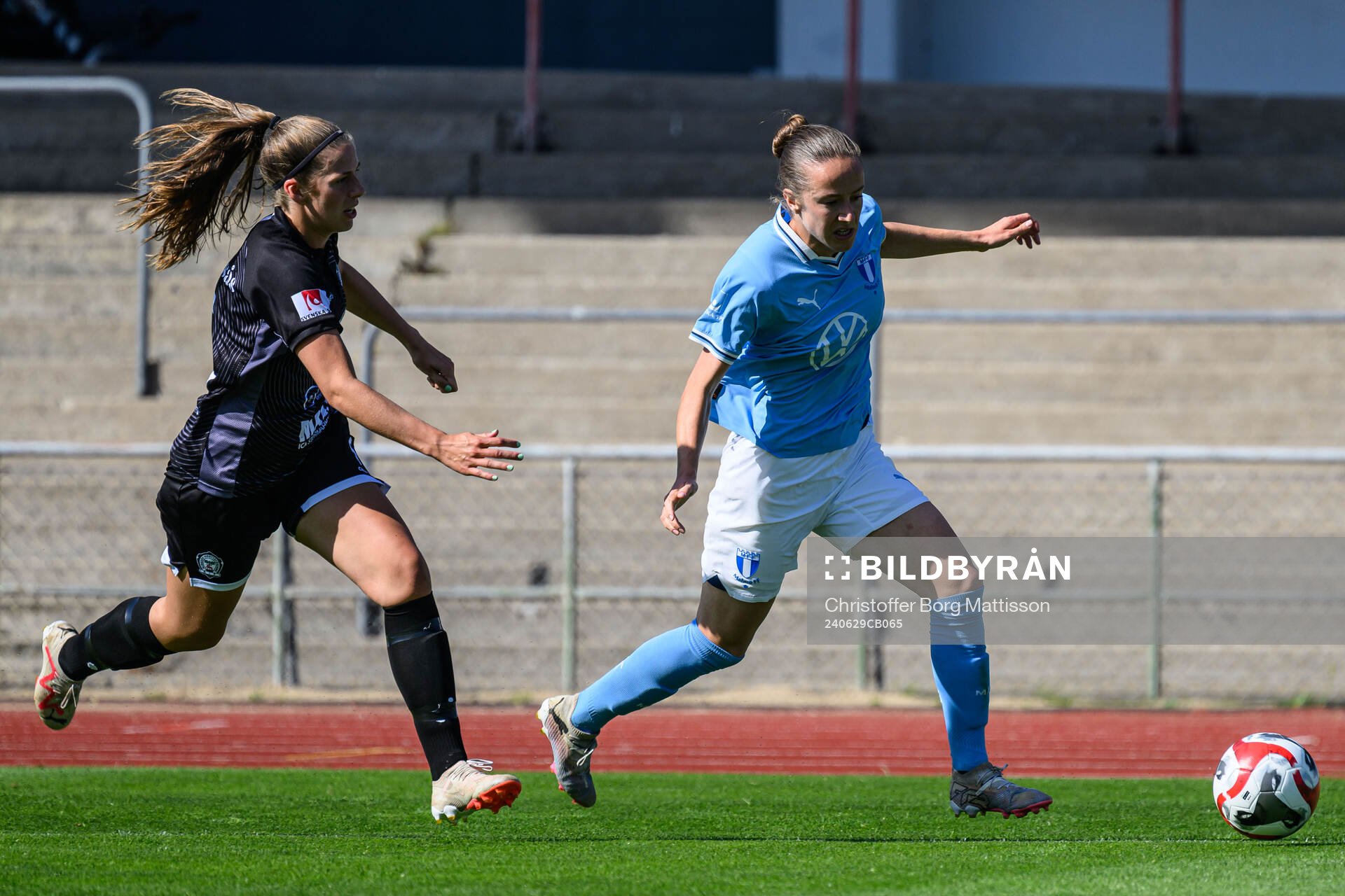 Alingsås Elsa Blomgren och Malmö FFs Anna Plantin under fotbollsmatchen i Elitettan mellan Malmö FF och Alingsås den 29 juni 2024 i Malmö. 