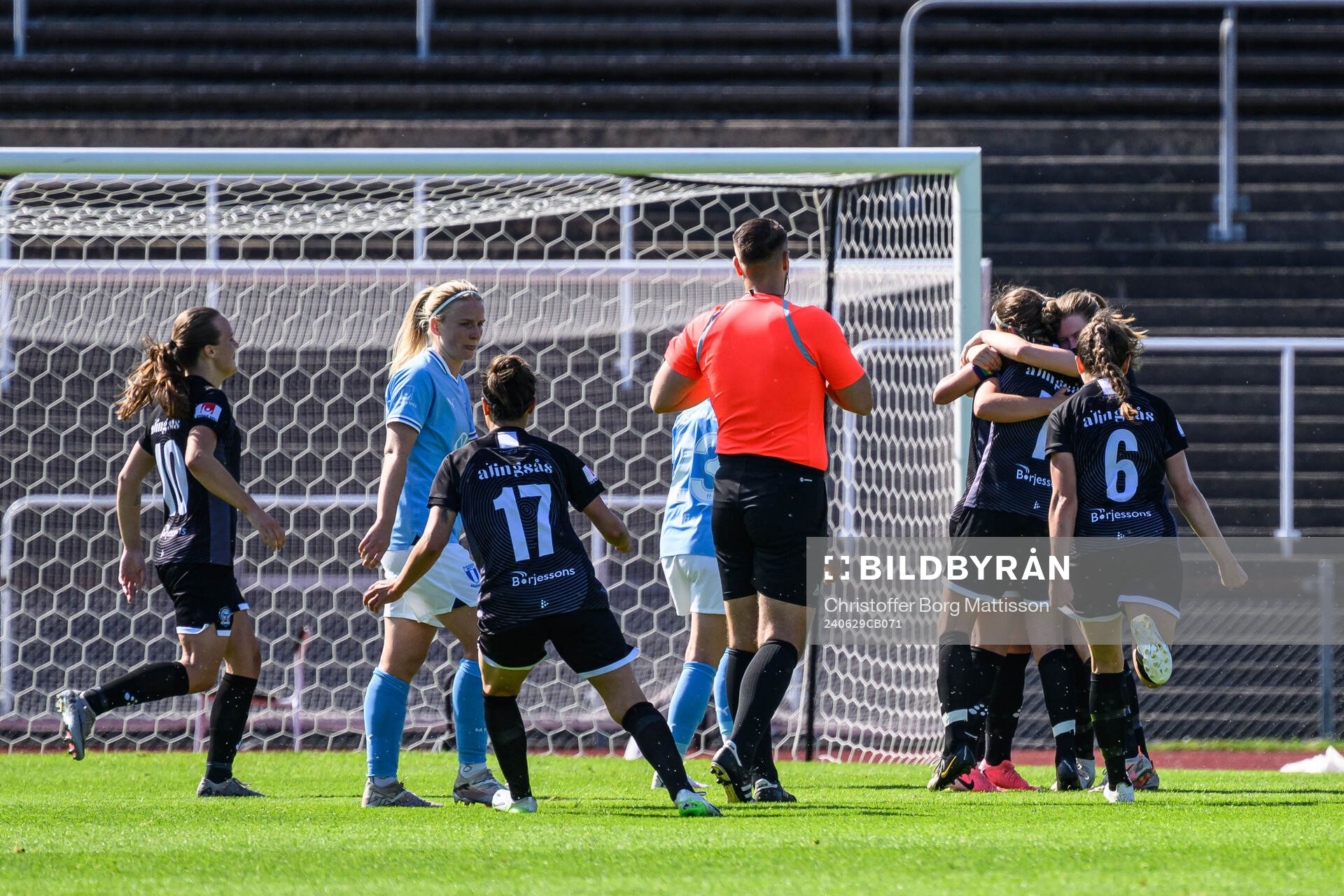 Alingsås Moa Öhman jublar efter 2-2 under fotbollsmatchen i Elitettan mellan Malmö FF och Alingsås den 29 juni 2024 i Malmö. 