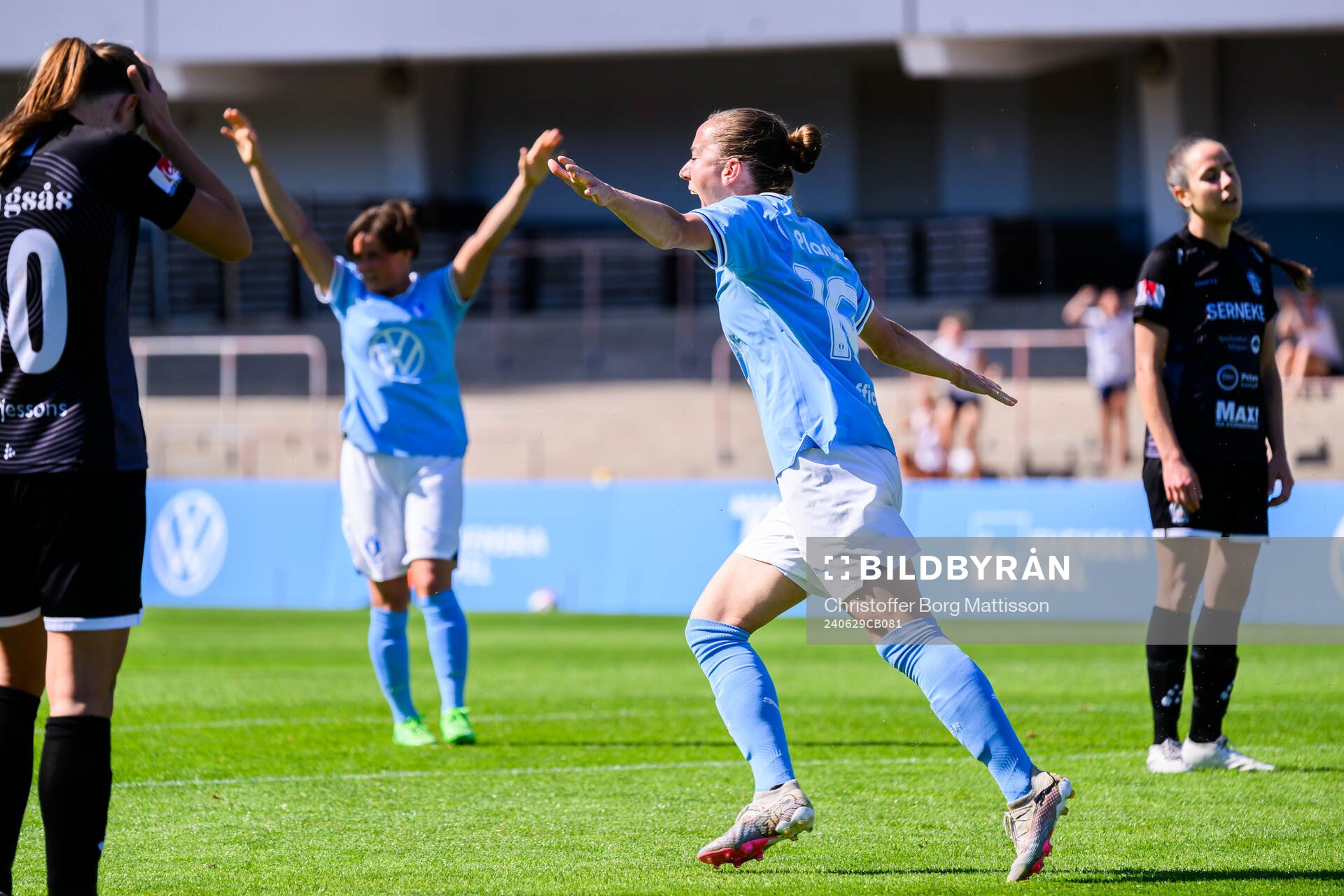 Malmö FFs Anna Plantin jublar efter 2-1 under fotbollsmatchen i Elitettan mellan Malmö FF och Alingsås den 29 juni 2024 i Malmö.