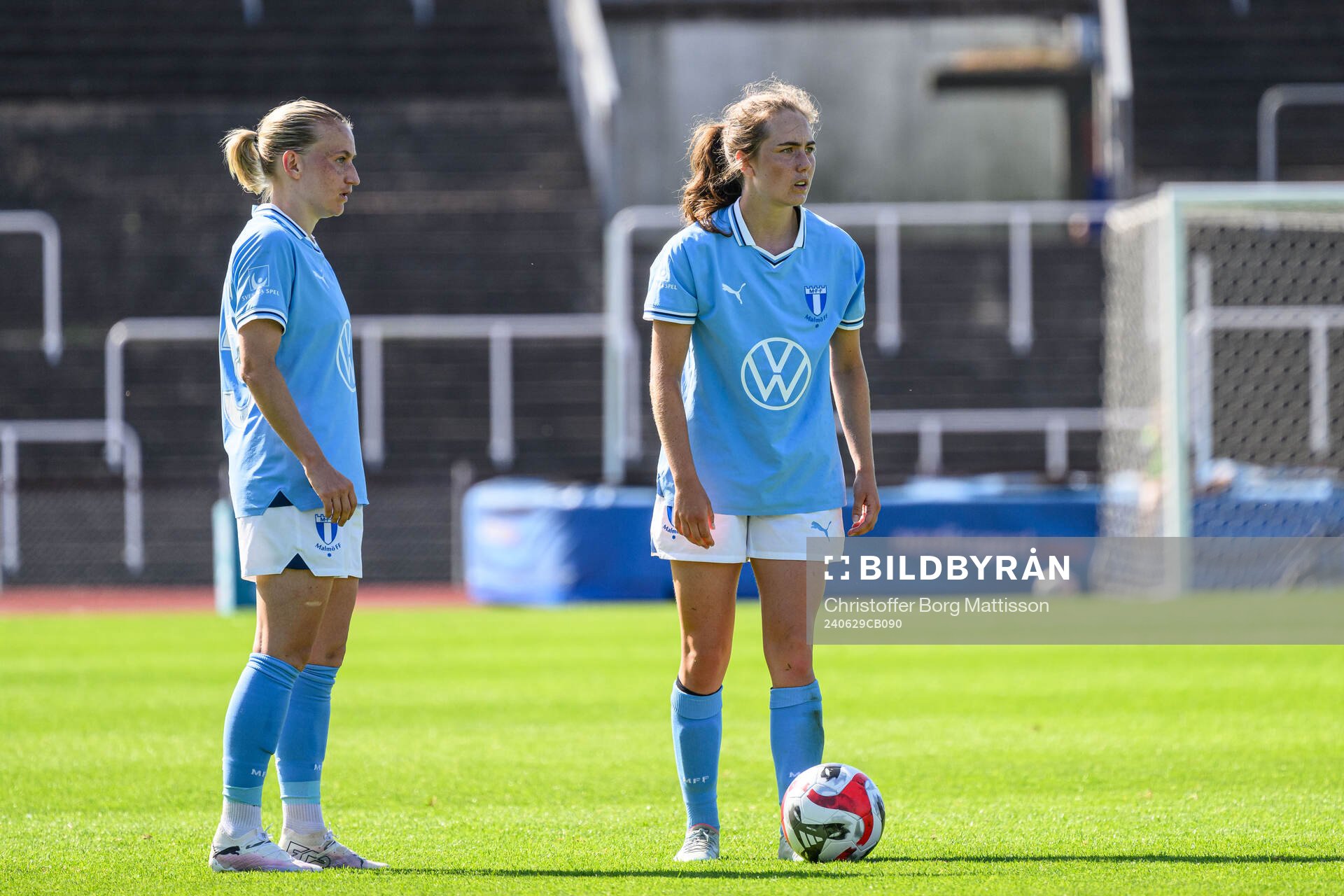 Malmö FFs Sofia Wännerdahl och Matilda Eriksson Kristell under fotbollsmatchen i Elitettan mellan Malmö FF och Alingsås den 29 juni 2024 i Malmö.