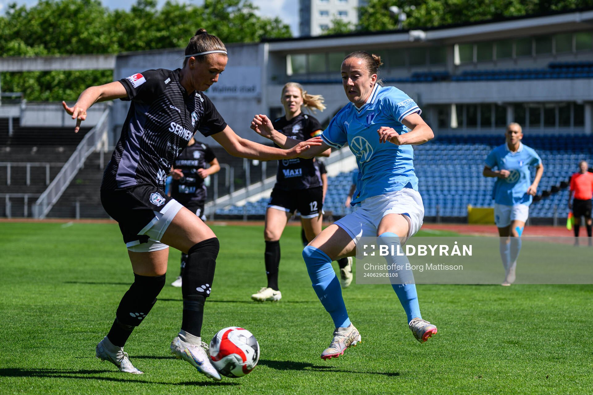 Alingsås Felicia De Feo och Malmö FFs Anna Plantin under fotbollsmatchen i Elitettan mellan Malmö FF och Alingsås den 29 juni 2024 i Malmö.