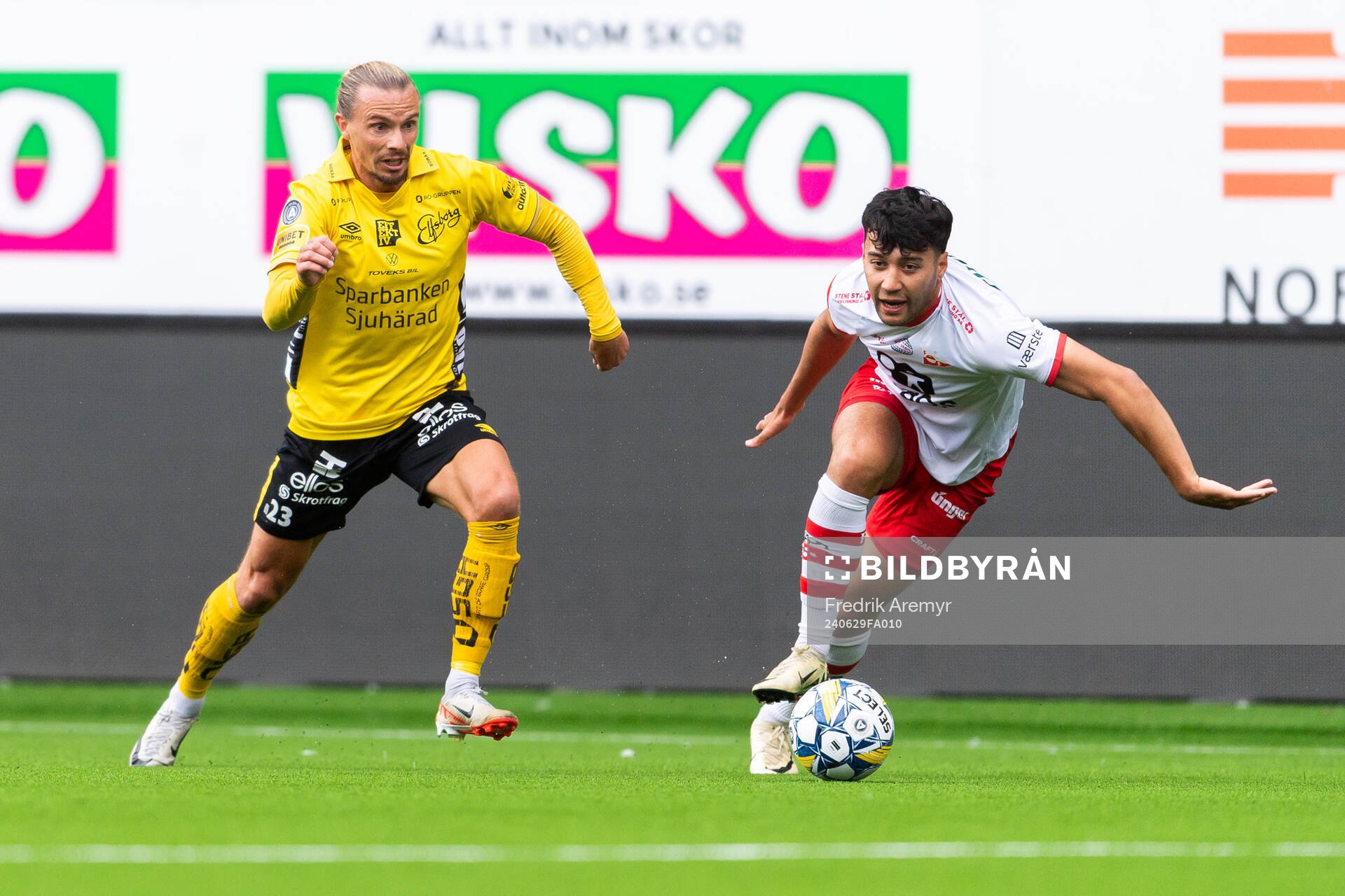 Elfsborgs Niklas Hult och Fredrikstads Patrick Metcalfe