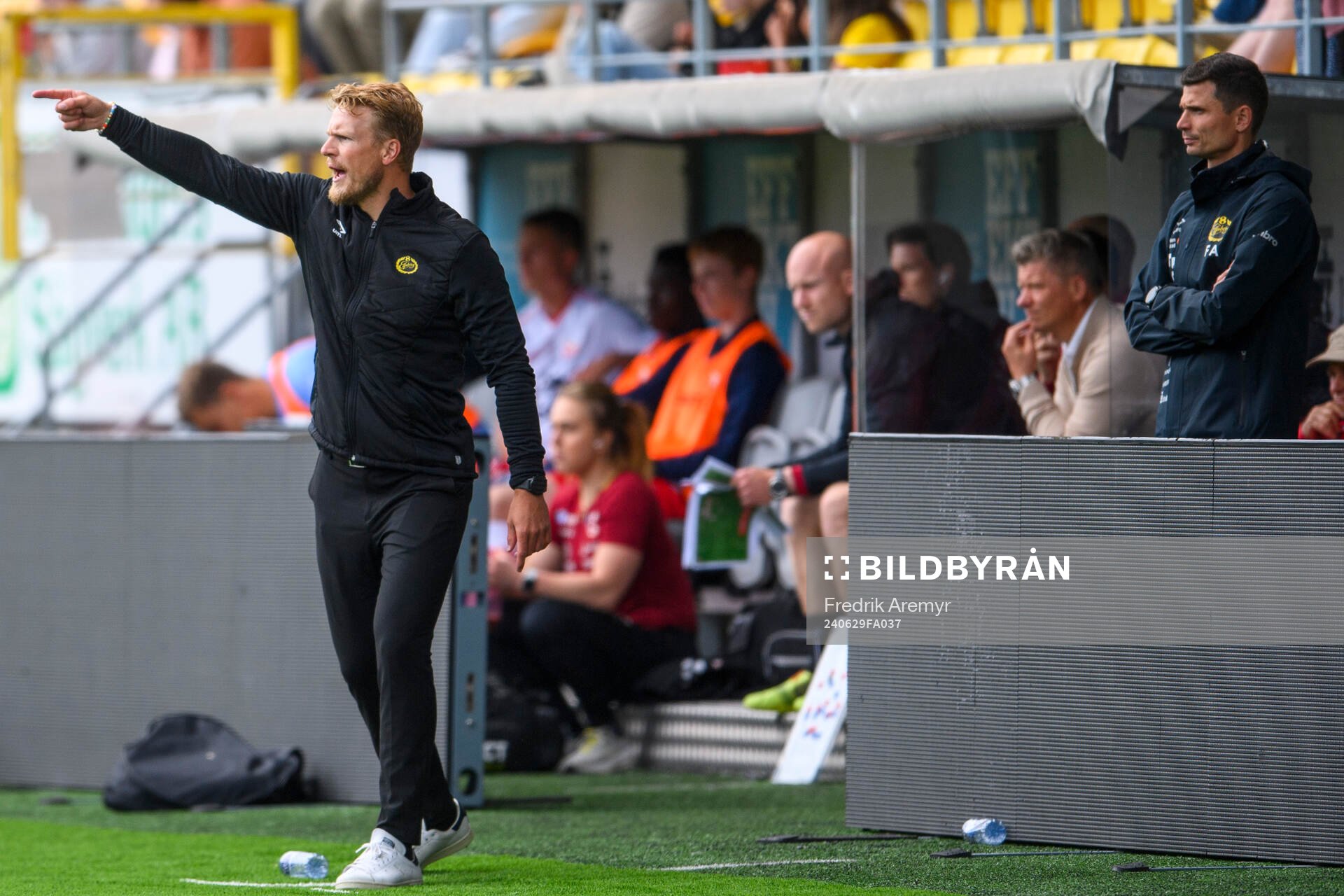 Elfsborgs manager Oscar Hiljemark och i bakgrunden