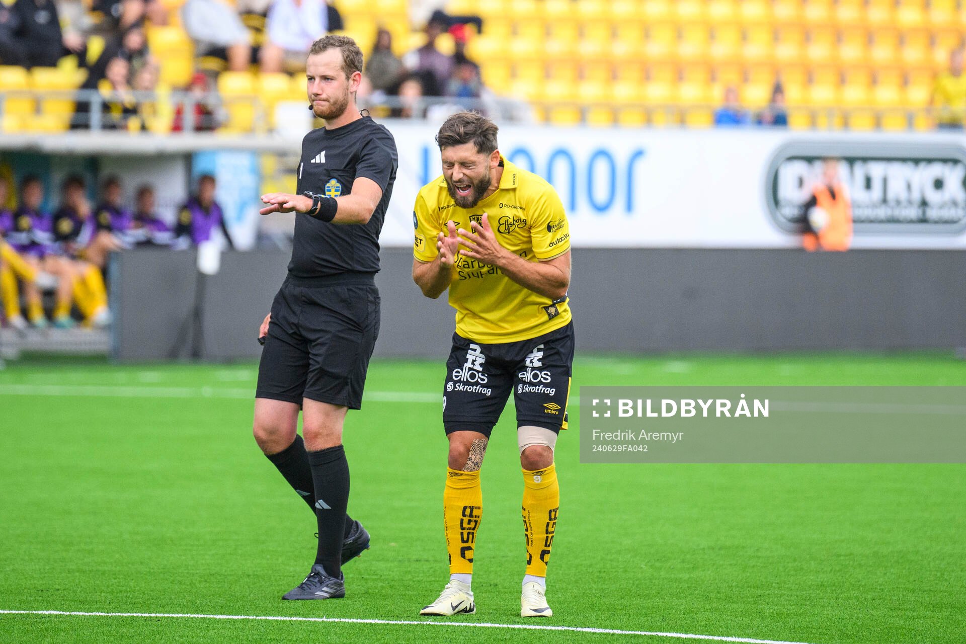 Domare Pontus Karlsson och Elfsborgs Arber Zeneli som deppar