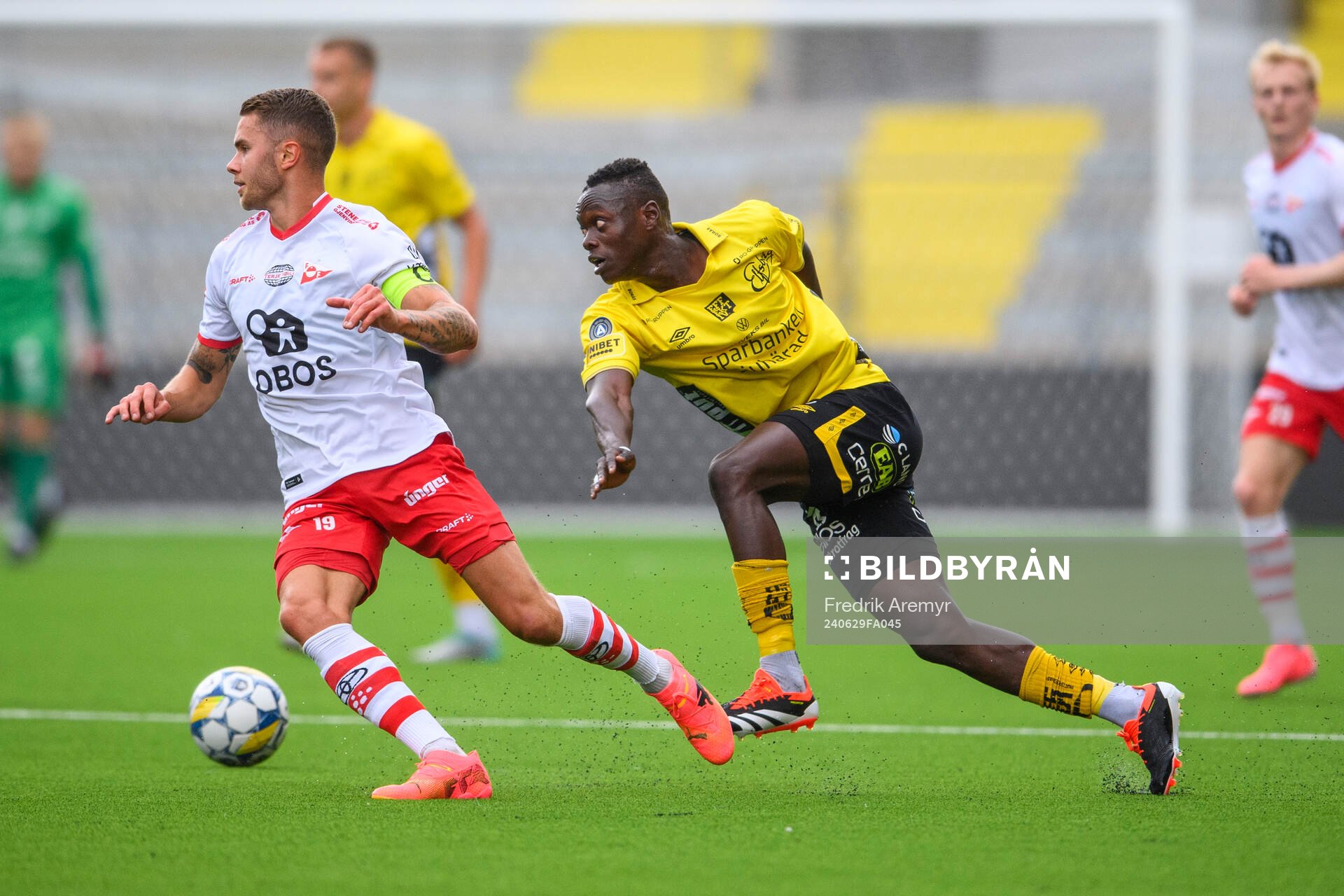Fredrikstads Julius Magnusson och Elfsborgs Timothy Ouma