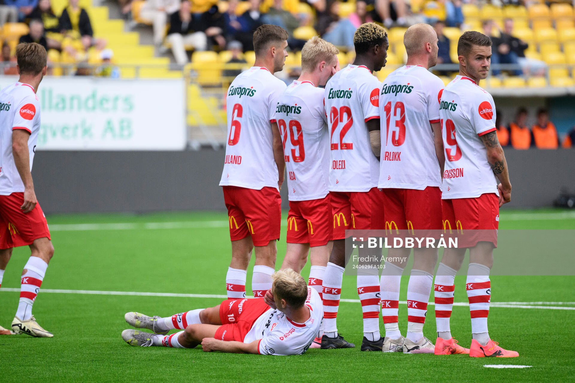 Fredrikstads mur under en frispark under träningsmatchen mellan Elfsborg och Fredrikstad den 29 juni 2024 i Borås. 
