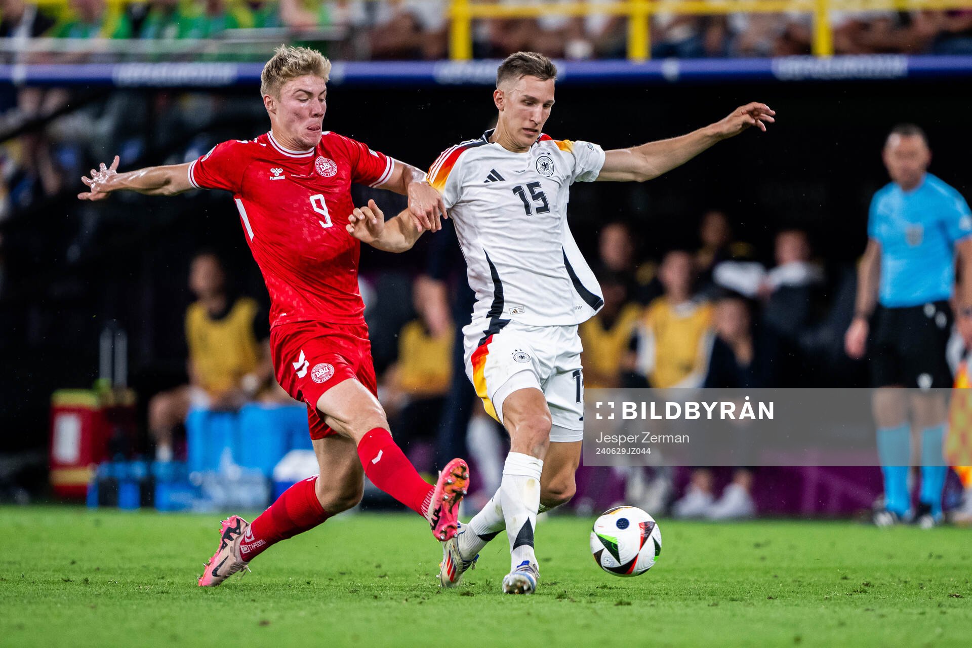 Rasmus Højlund of Denmark and Nico Schlotterbeck of Germany