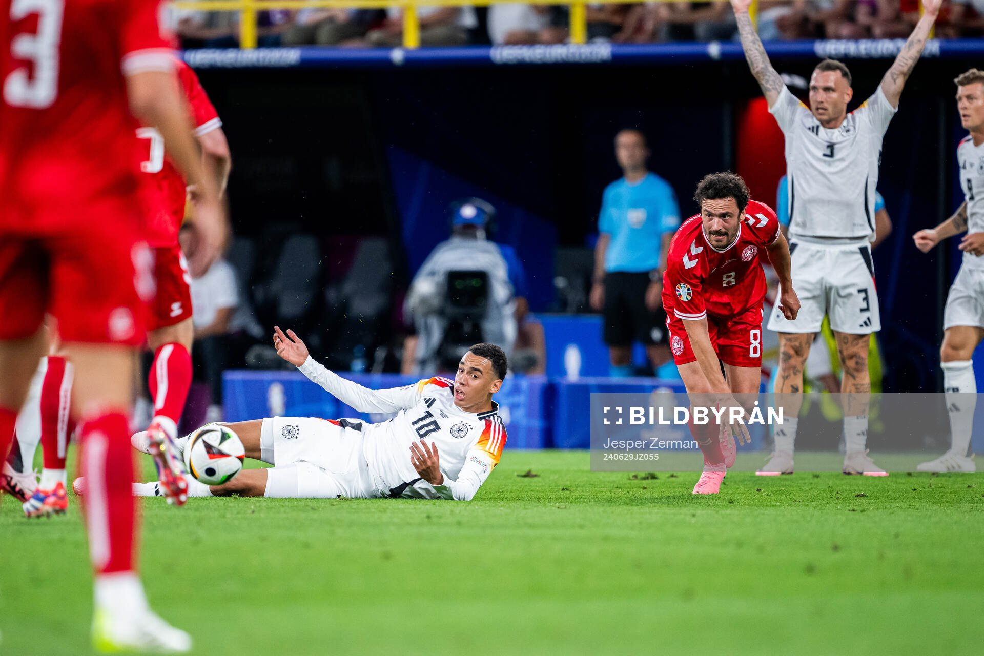 Jamal Musiala of Germany and Thomas Delaney of Denmark