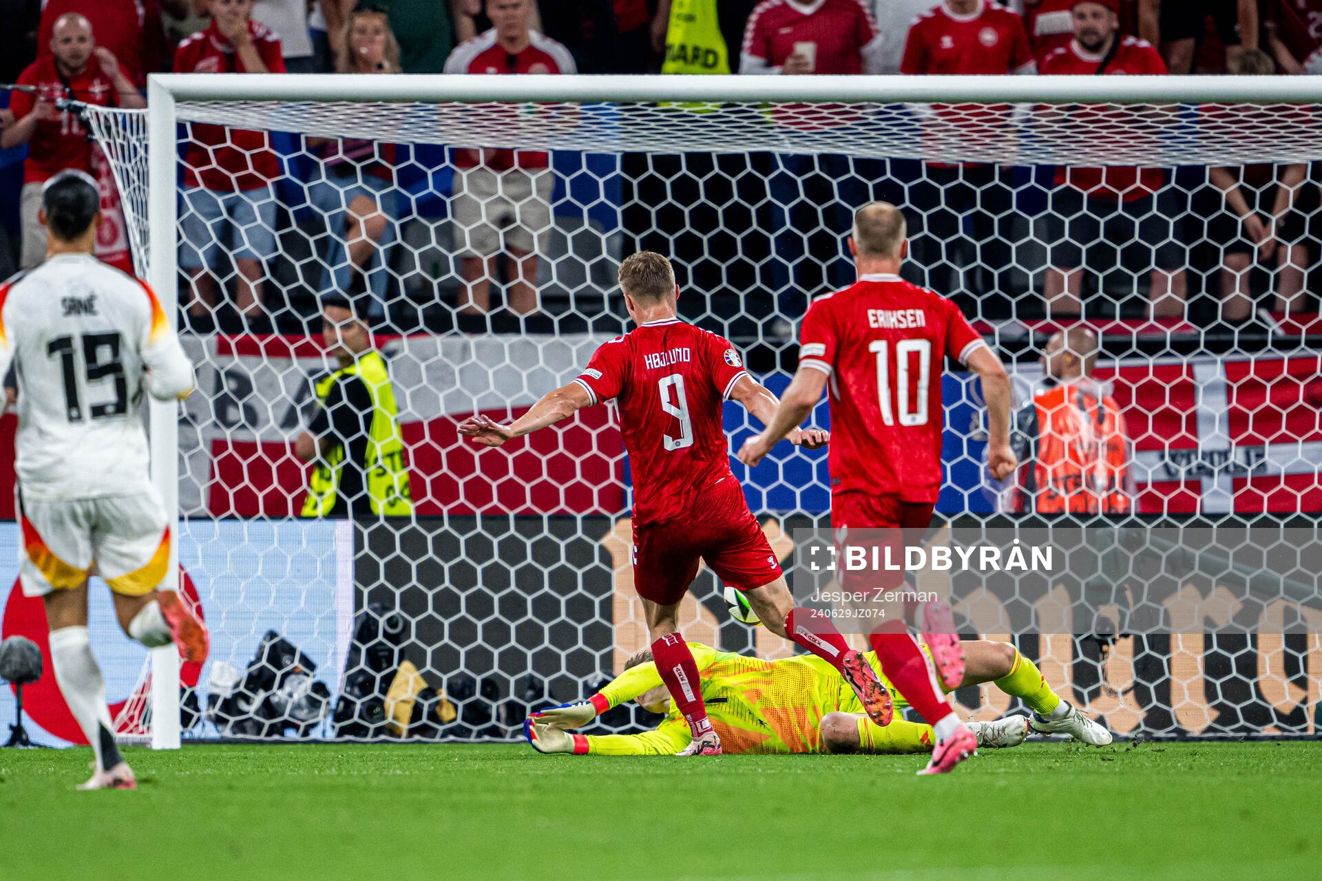 Rasmus Højlund of Denmark and goalkeeper Manuel Neuer of