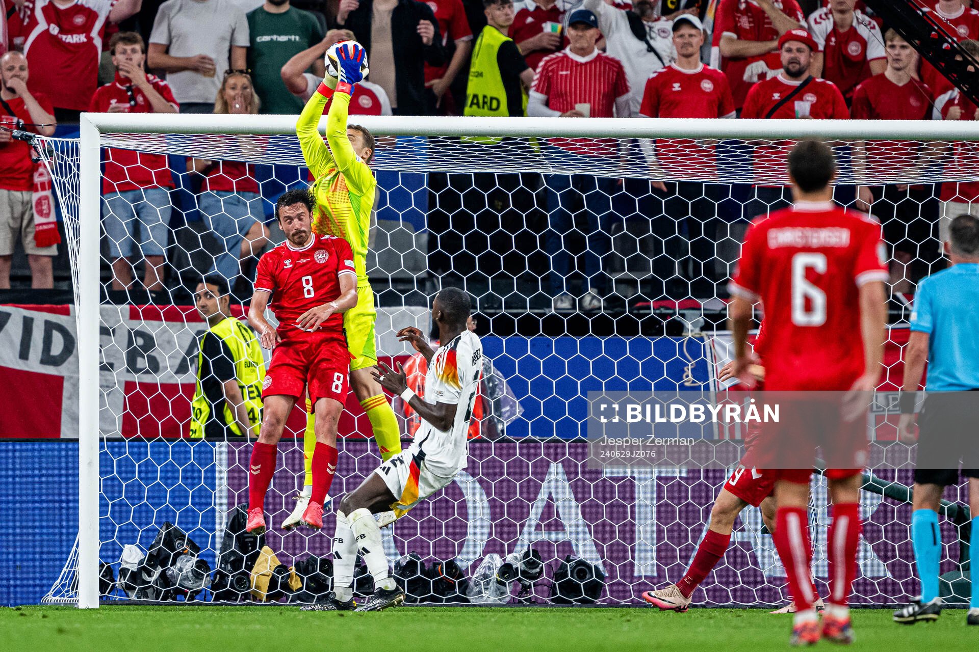Thomas Delaney of Denmark and goalkeeper Manuel Neuer of