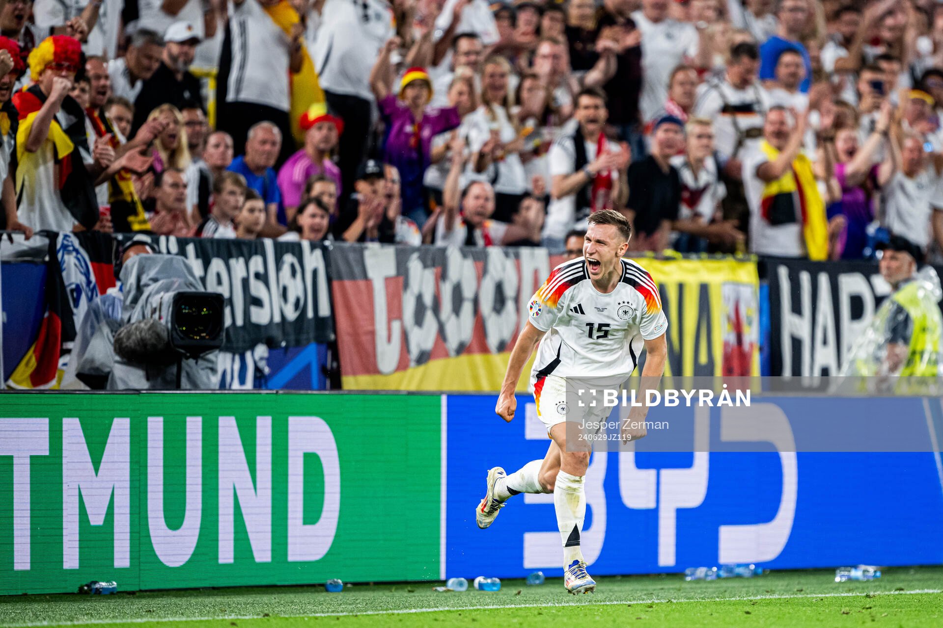 Nico Schlotterbeck of Germany celebrates