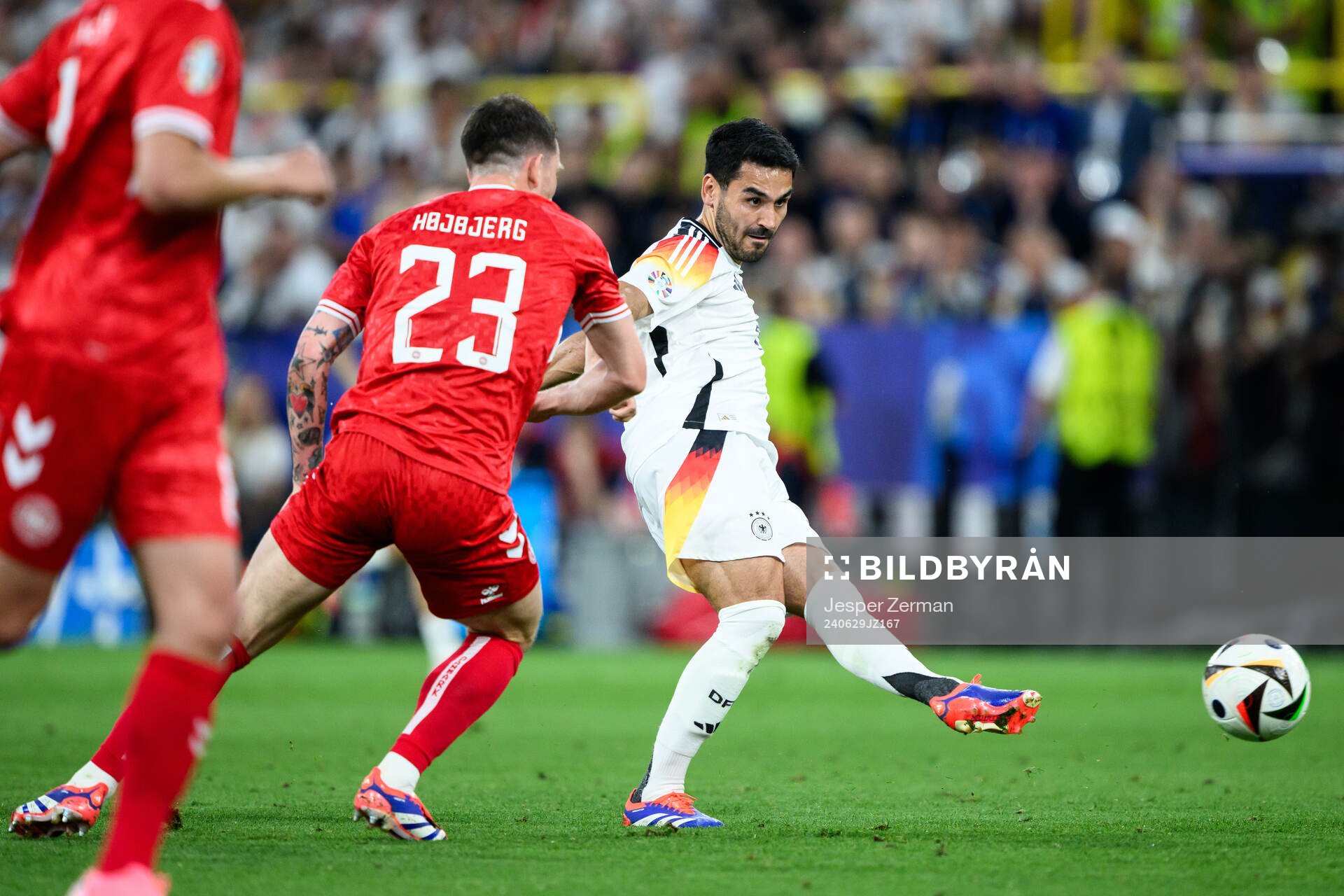 Pierre-Emilie Højbjerg of Denmark and Ilkay Gundogan of
