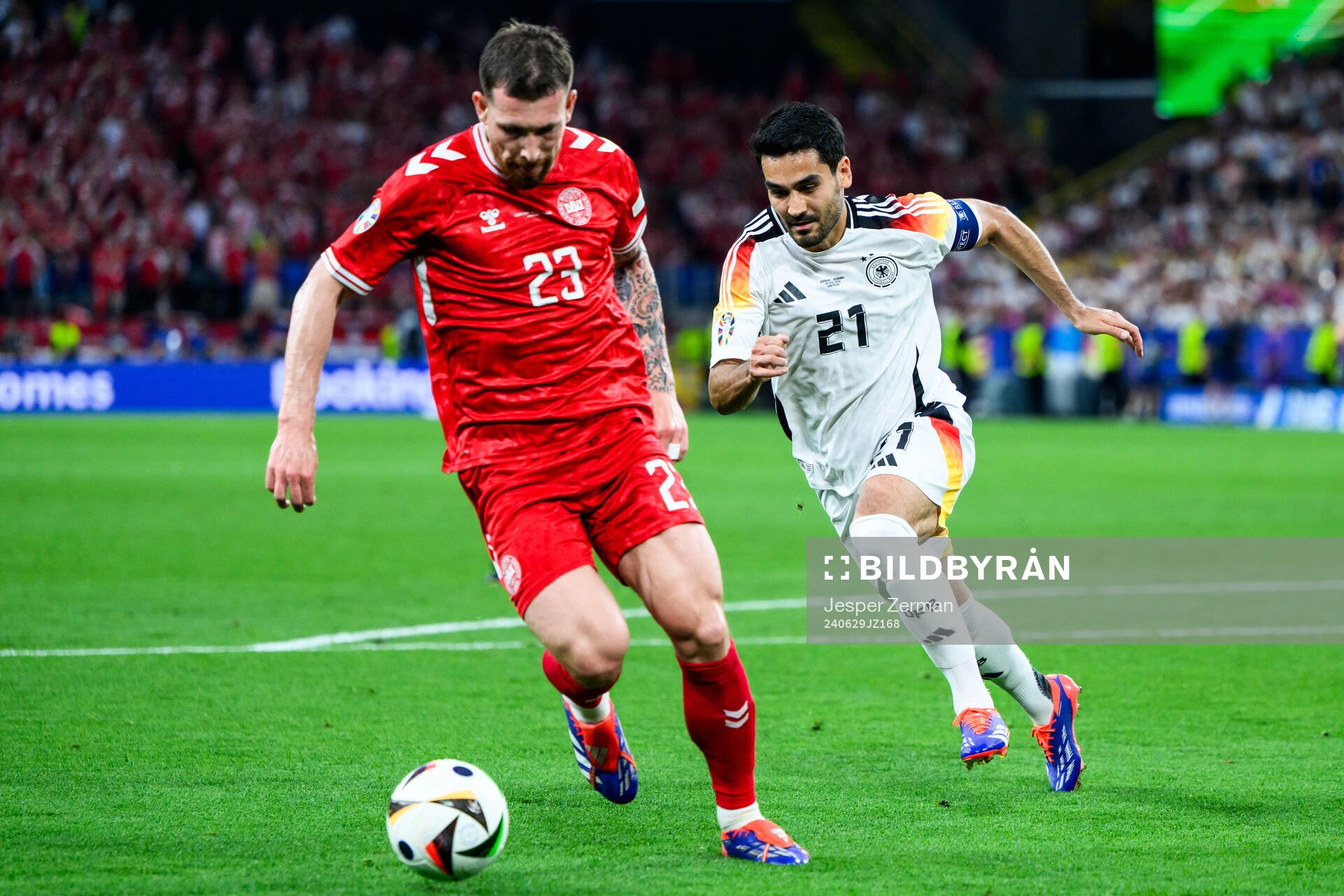 Pierre-Emilie Højbjerg of Denmark and Ilkay Gundogan of