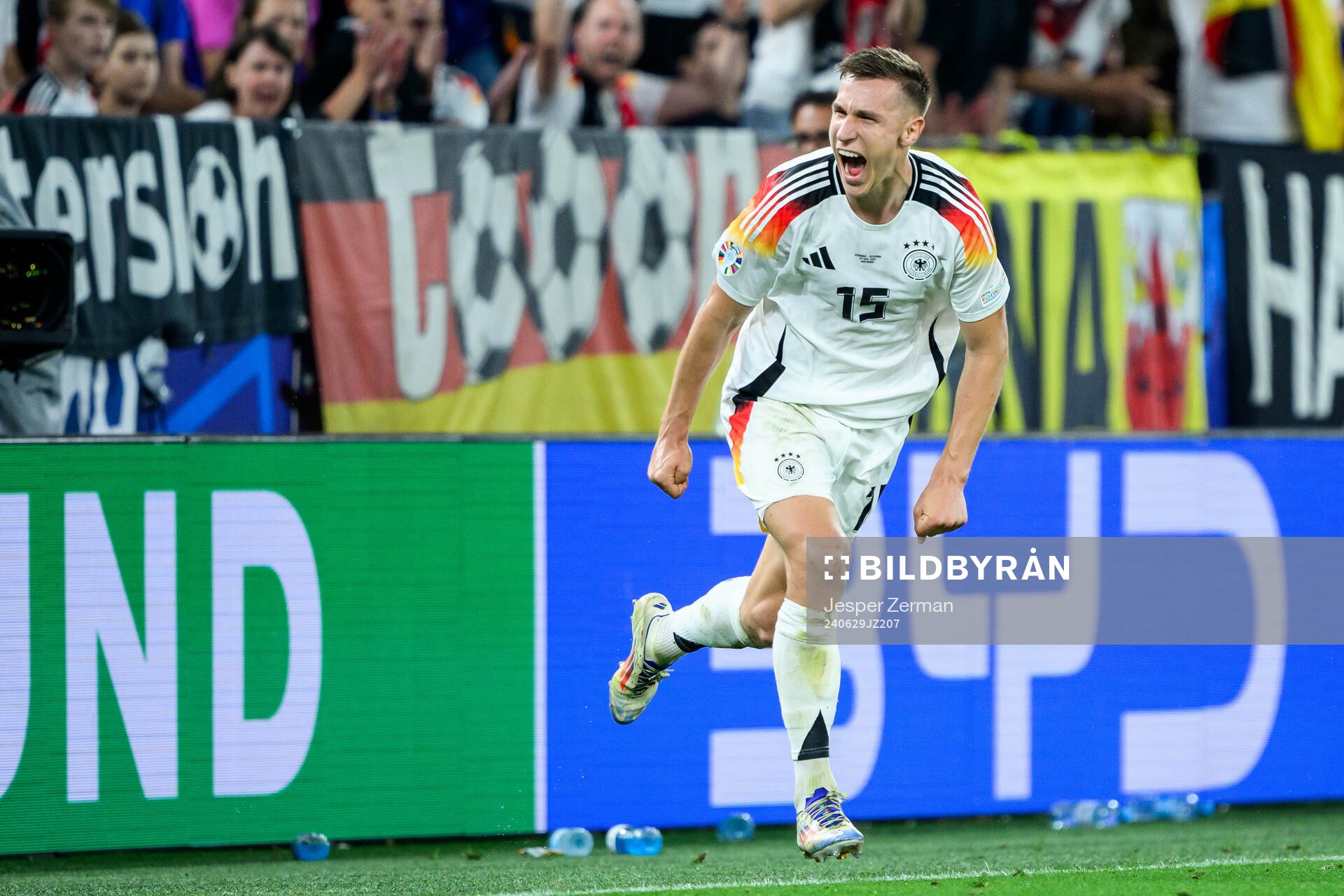 Nico Schlotterbeck of Germany celebrates