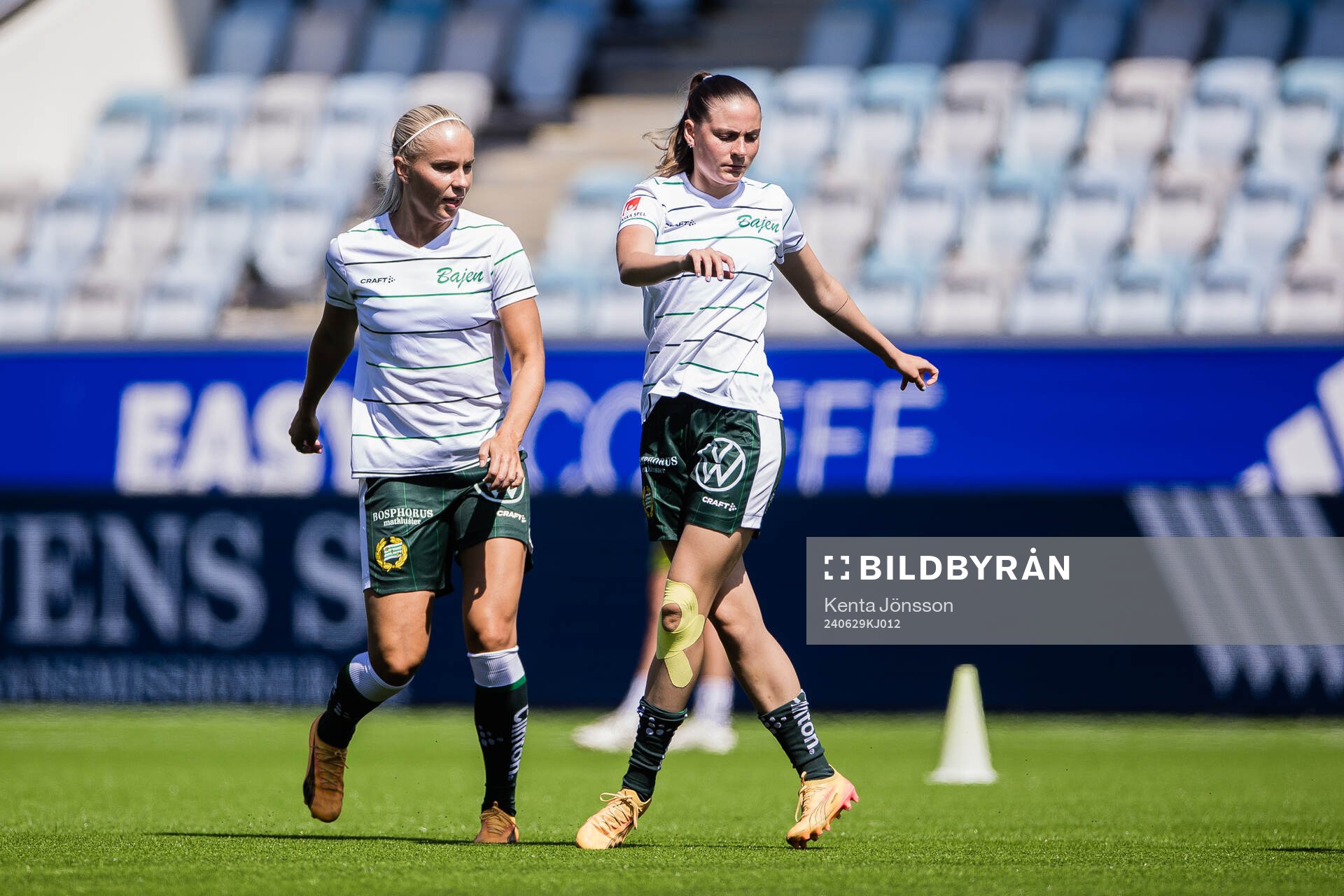 Hammarbys Stina Lennartsson och Smilla Vallotto under uppvärmningen inför fotbollsmatchen i Damallsvenskan mellan IFK Norrköping och Hammarby den 29 juni 2024 i Norrköping.