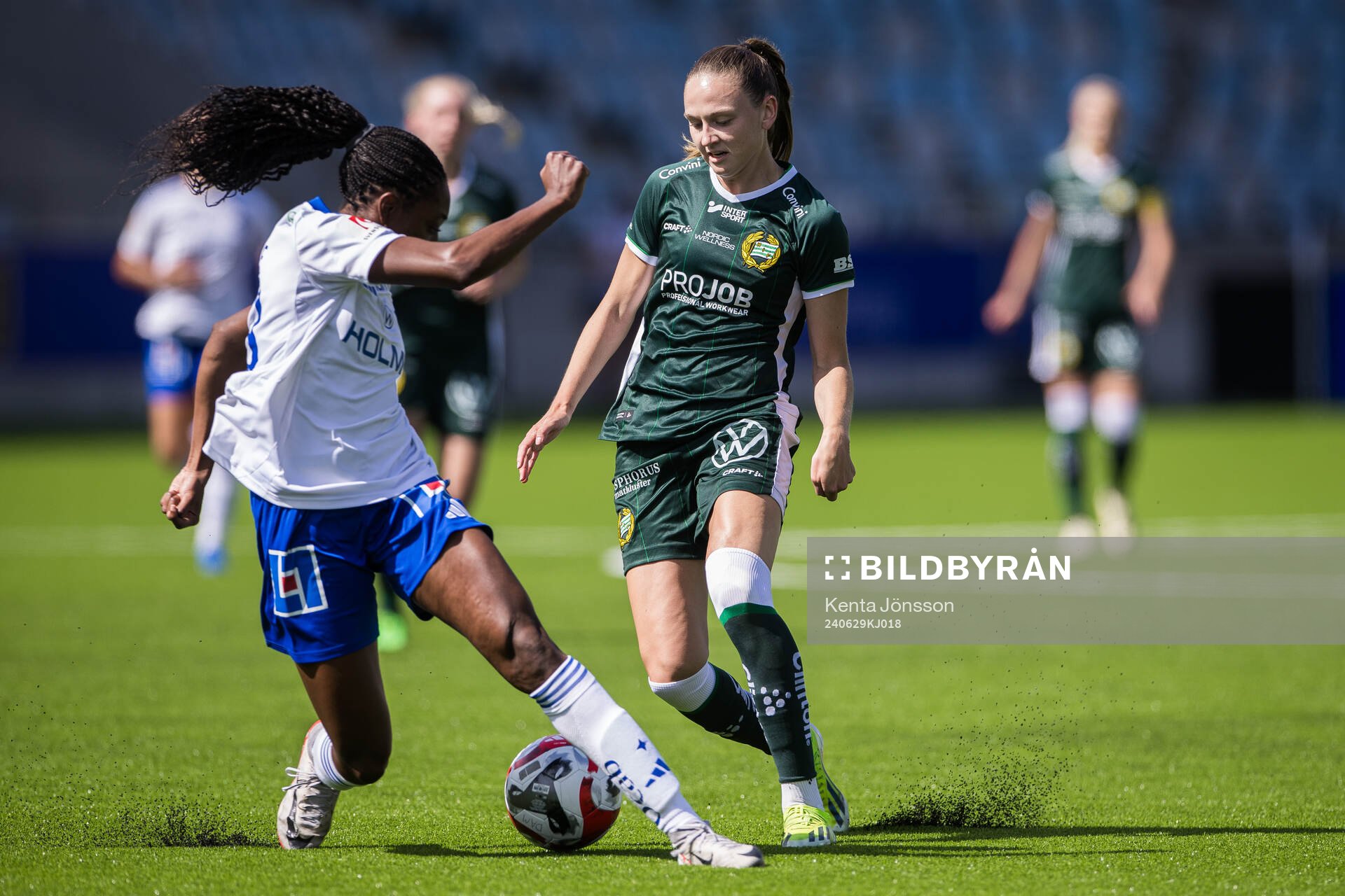 IFK Norrköpings Maya Aliyah Antoine och Hammarbys Vilde Hasund under fotbollsmatchen i Damallsvenskan mellan IFK Norrköping och Hammarby den 29 juni 2024 i Norrköping.