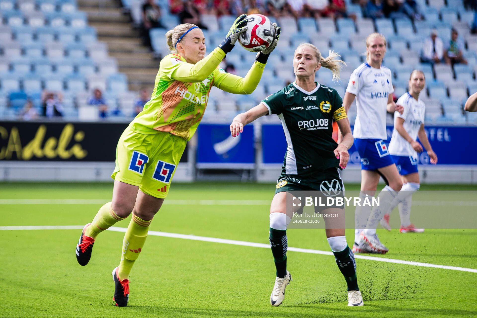 IFK Norrköpings målvakt Sofia Hjern och Hammarbys Alice