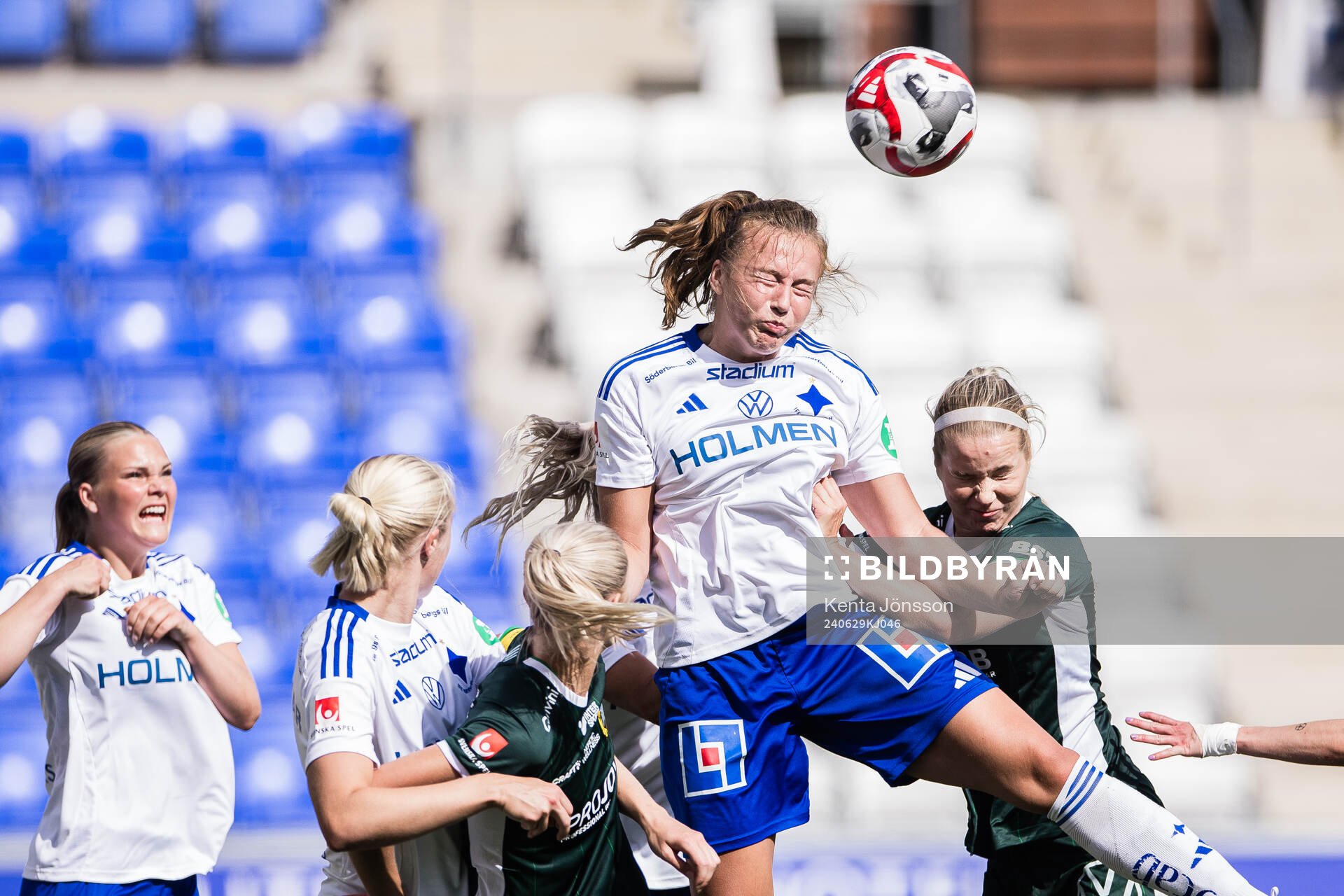 IFK Norrköpings Sara Kanutte Fornes och Hammarbys Eva Nyström under fotbollsmatchen i Damallsvenskan mellan IFK Norrköping och Hammarby den 29 juni 2024 i Norrköping.