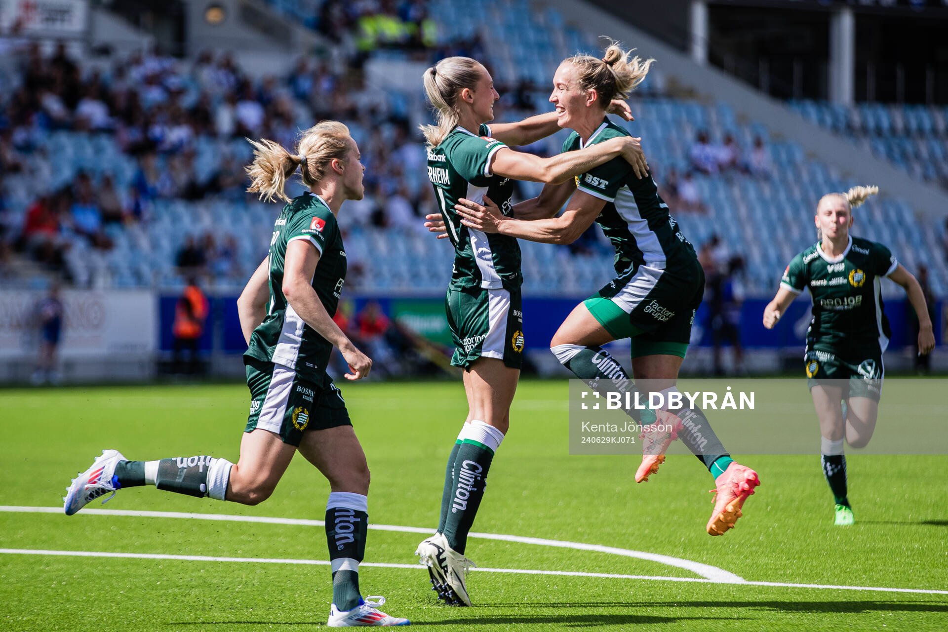 Hammarbys Ellen Wangerheim jublar med Julia Roddar och