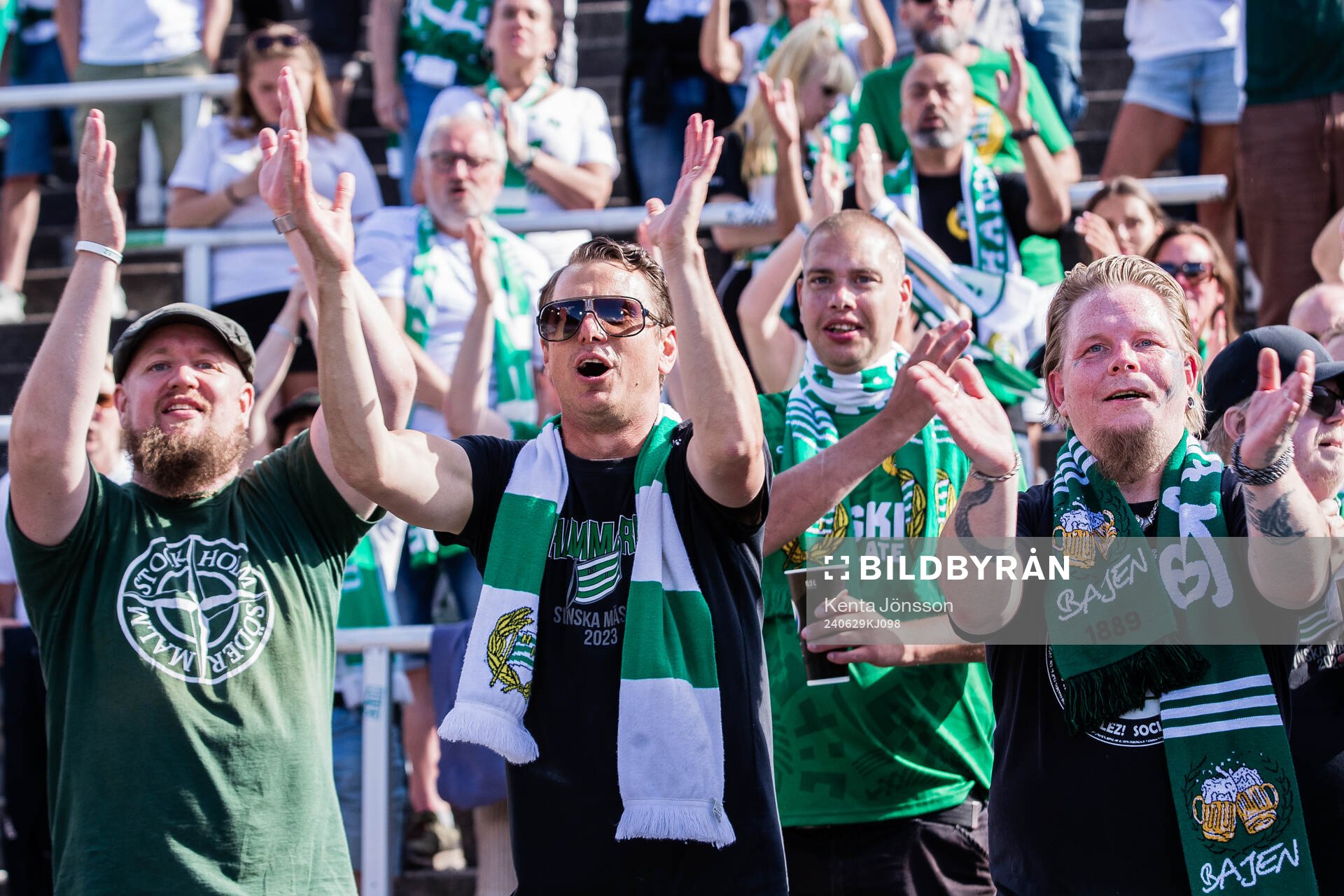 Hammarbys supportrar jublar