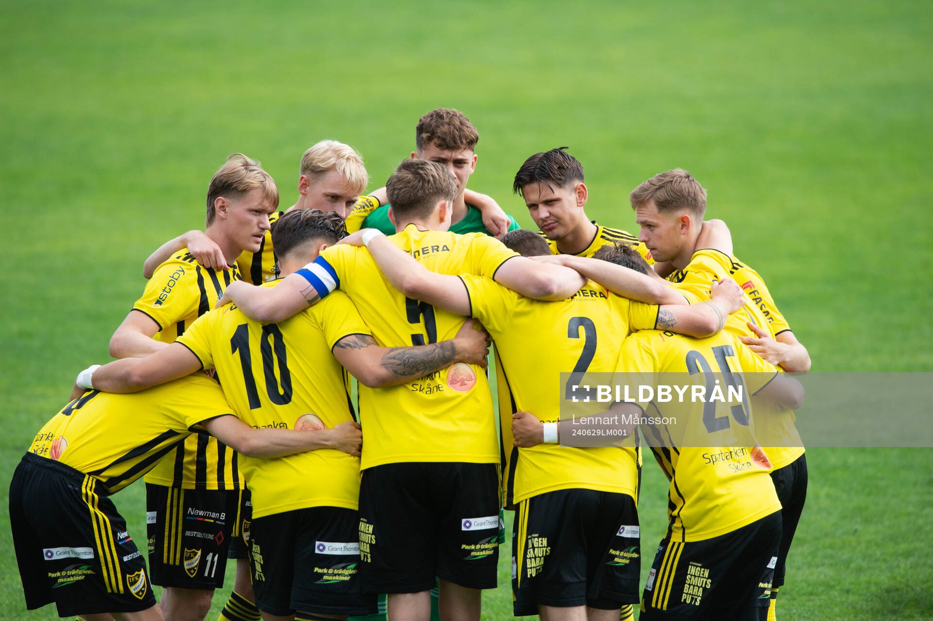 IFK Hässleholm laddar upp inför avspark i matchen i div 2 mellan Kristianstads FC och IFK Hässleholm i Kristianstad 29 juni 2024.