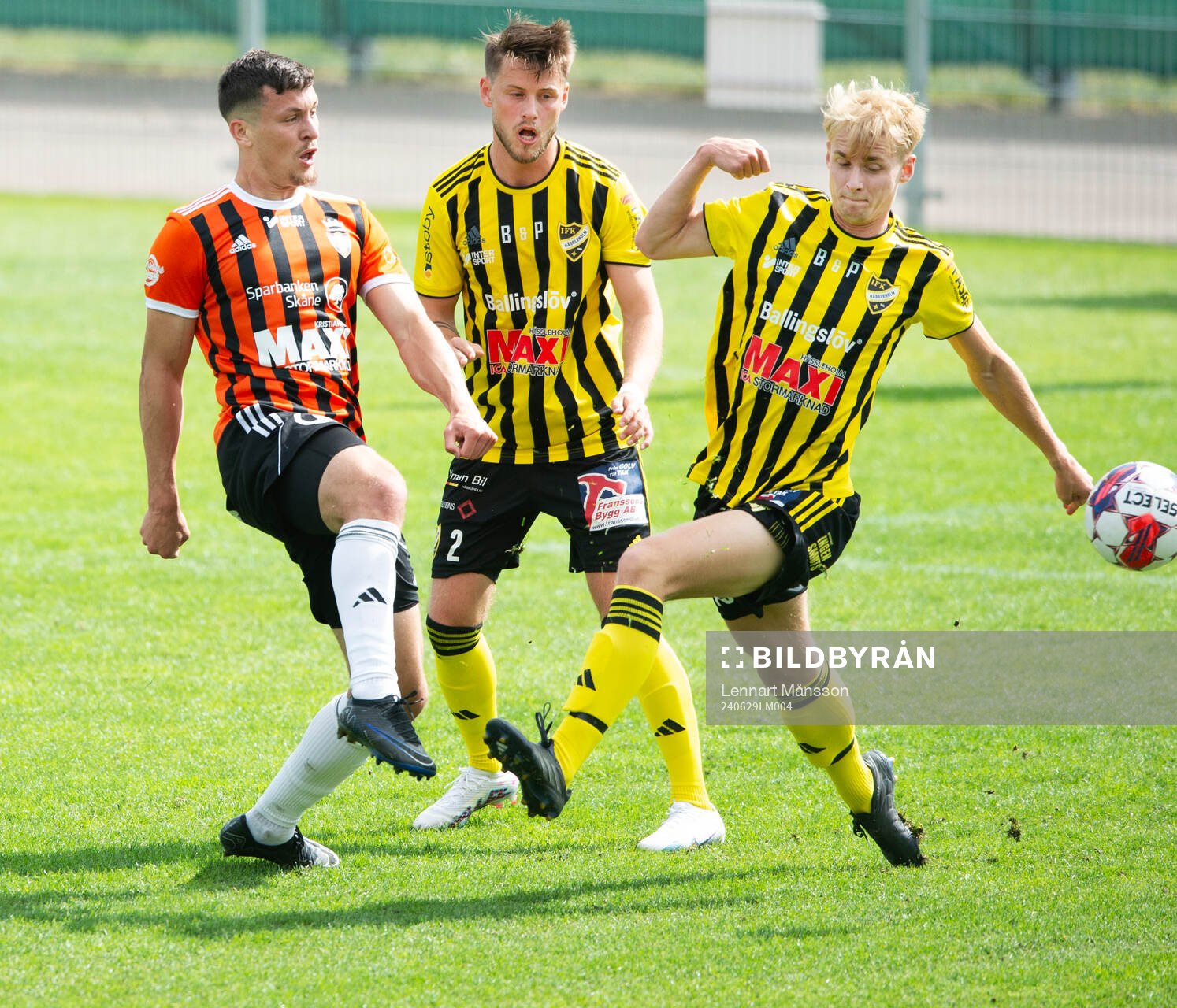 Kristianstads Paolo Lilja och Hässleholms Elliot Pramberg och Alexander Hansson i matchen i div 2 mellan Kristianstads FC och IFK Hässleholm i Kristianstad 29 juni 2024.