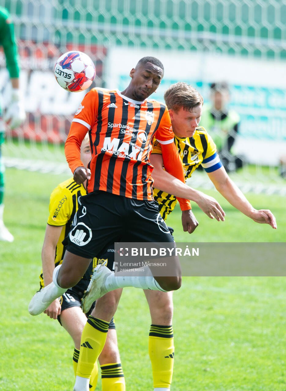 Kristianstads Omar Dampha nickduellerar med Axel Henriksson