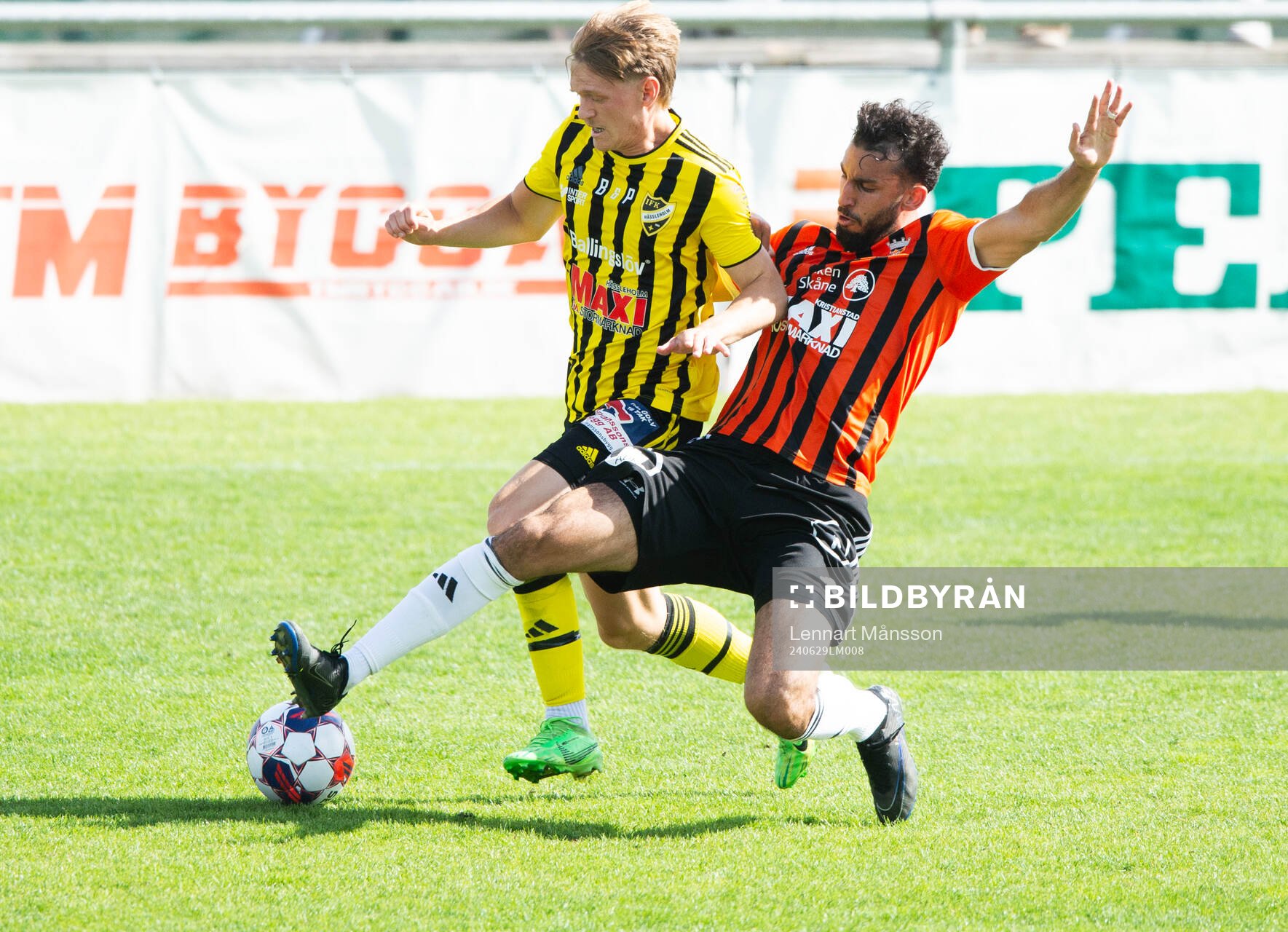 IFK Hässleholms Kasper Månsson tacklas i matchen i div 2