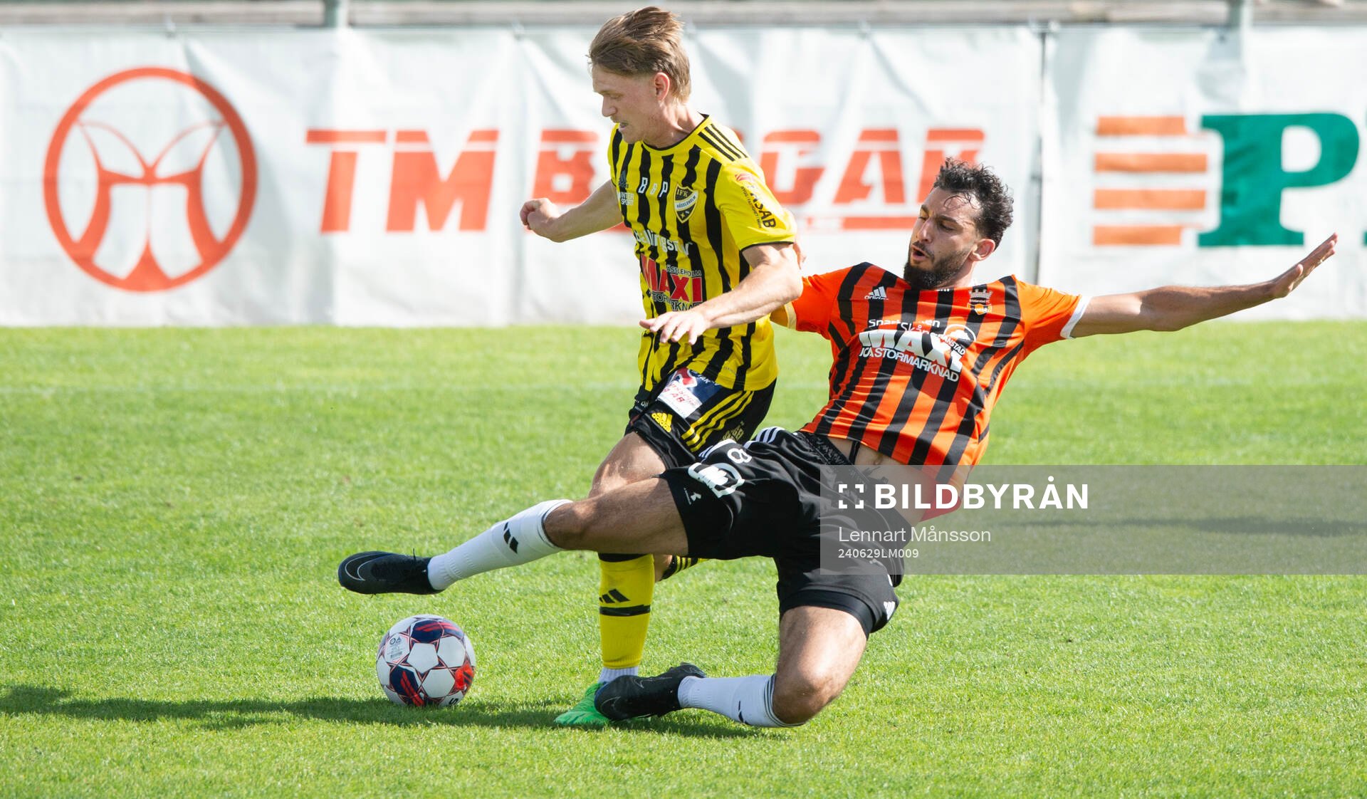 IFK Hässleholms Kasper Månsson tacklas i matchen i div 2