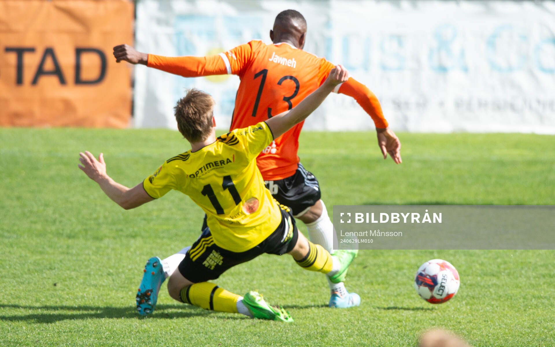 IFK Hässleholms Kasper Månsson tacklar Kristianstads Saikou Jawneh i matchen i div 2 mellan Kristianstads FC och IFK Hässleholm i Kristianstad 29 juni 2024.