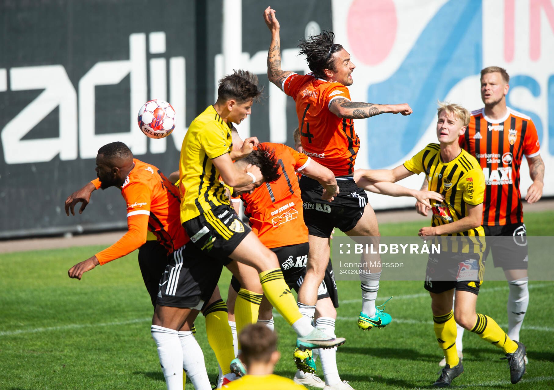 Kristianstads Armin Aganovic nickduellerar med Hässleholms Viktor Ahlgren i matchen i div 2 mellan Kristianstads FC och IFK Hässleholm i Kristianstad 29 juni 2024.
