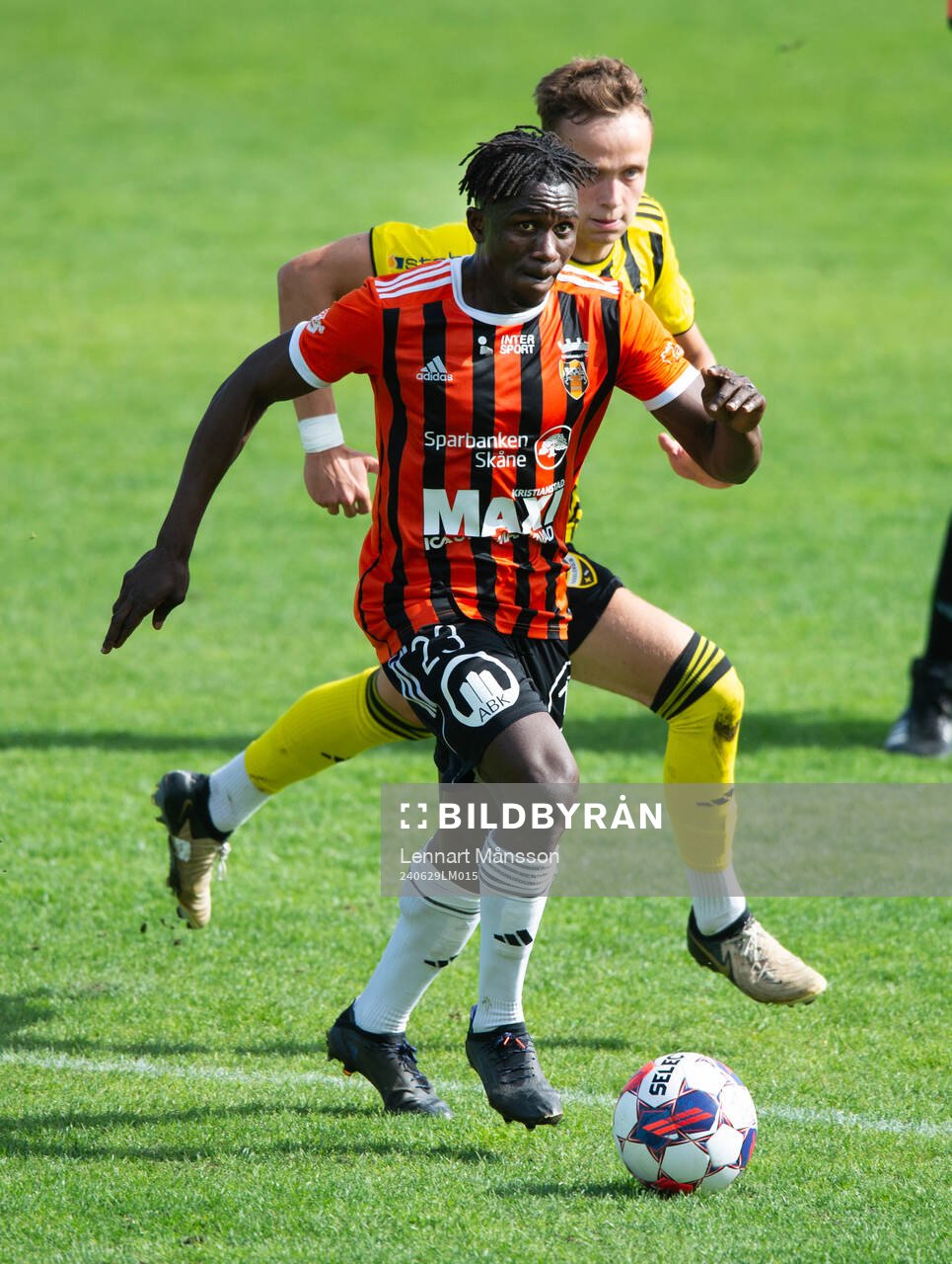 Kristianstads Bubacarr Jobe jagas av Philip Berndt i