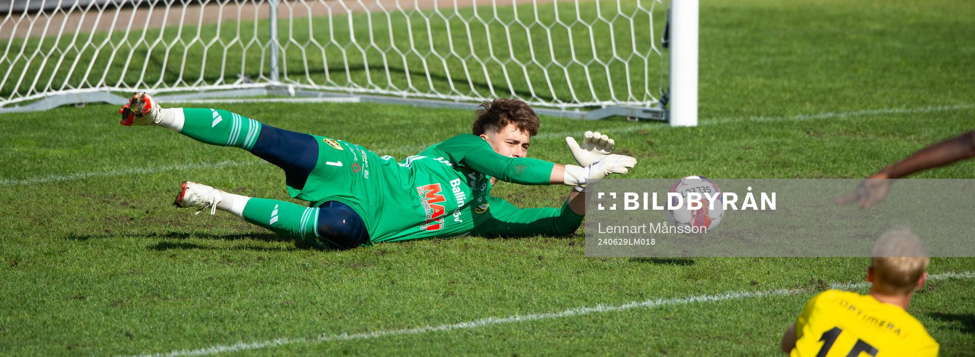 IFK Hässleholms målvakt Mirsad Basic räddar i matchen i