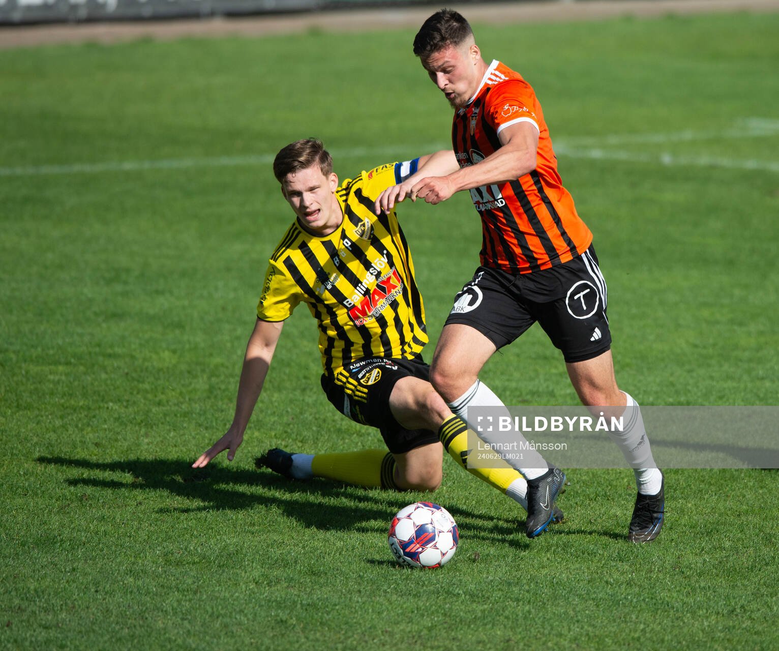 Kristianstads Paolo Lilja mot IFK Hässleholms Axel Henriksson i matchen i div 2 mellan Kristianstads FC och IFK Hässleholm i Kristianstad 29 juni 2024.